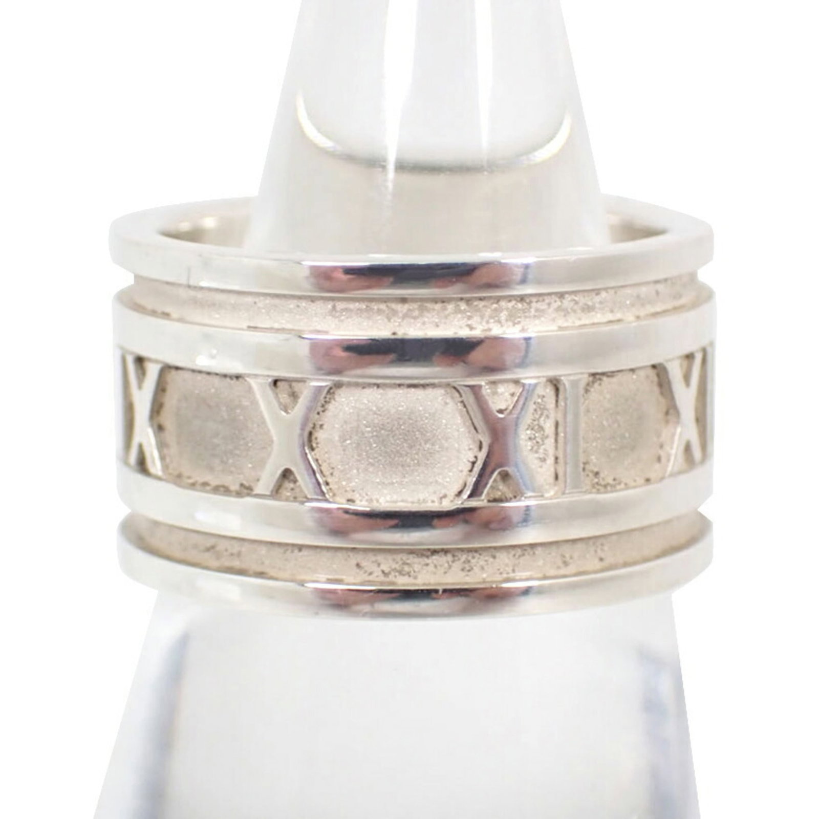 TIFFANY Band Ring Sterling Silver 925: TIFFANY Band Ring Sterling Silver 925 Sterling silver 925 band ring from Tiffany, a timeless piece of jewelry. This like new used ring features a high-quality sterling silver construction, with a US s