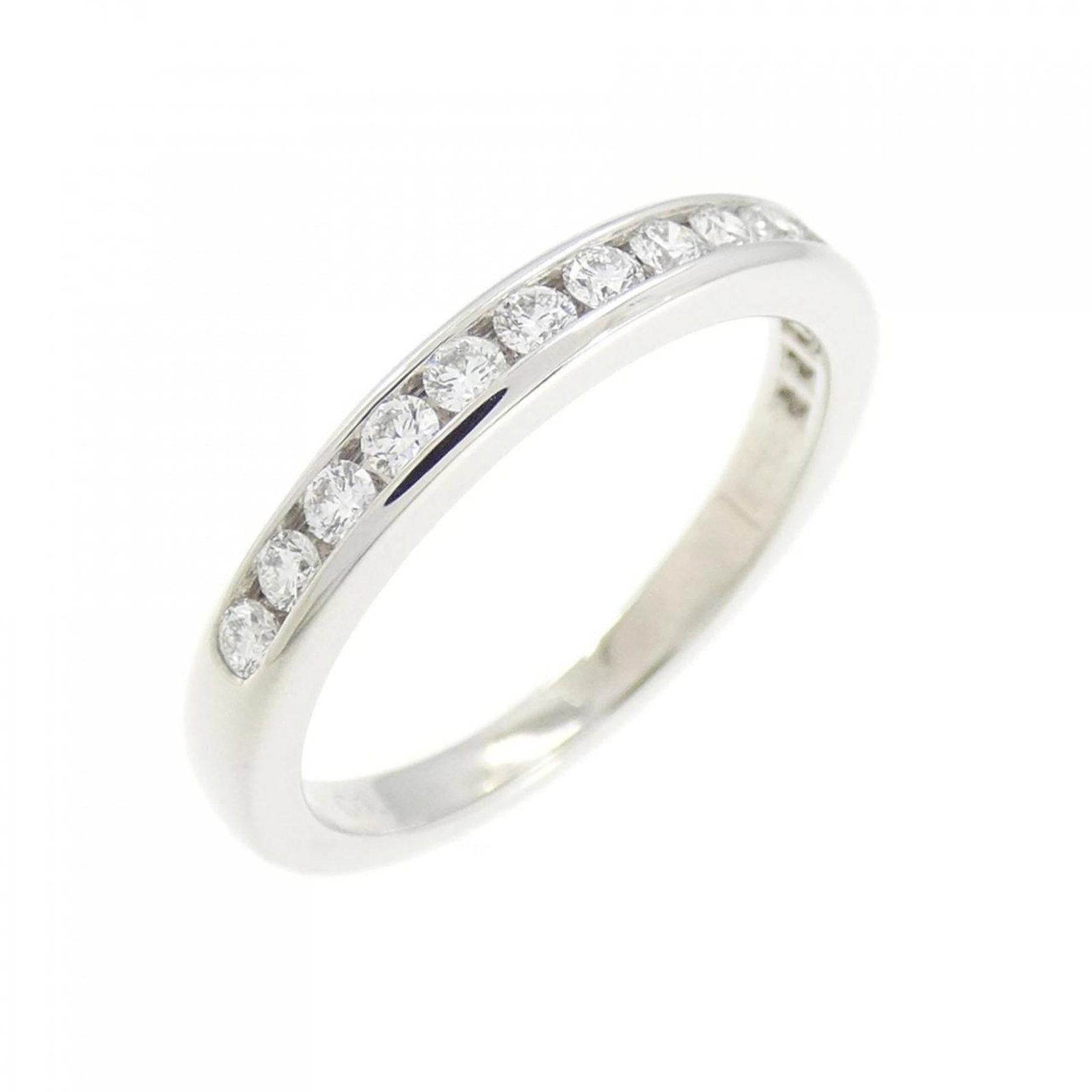 TIFFANY Band Ring Platinum: TIFFANY Band Ring Platinum Platinum band ring from Tiffany, featuring a 2.6mm diamond stone set in a 4 US size ring. The ring bears minor signs of wear and small scratches, but is overall in very