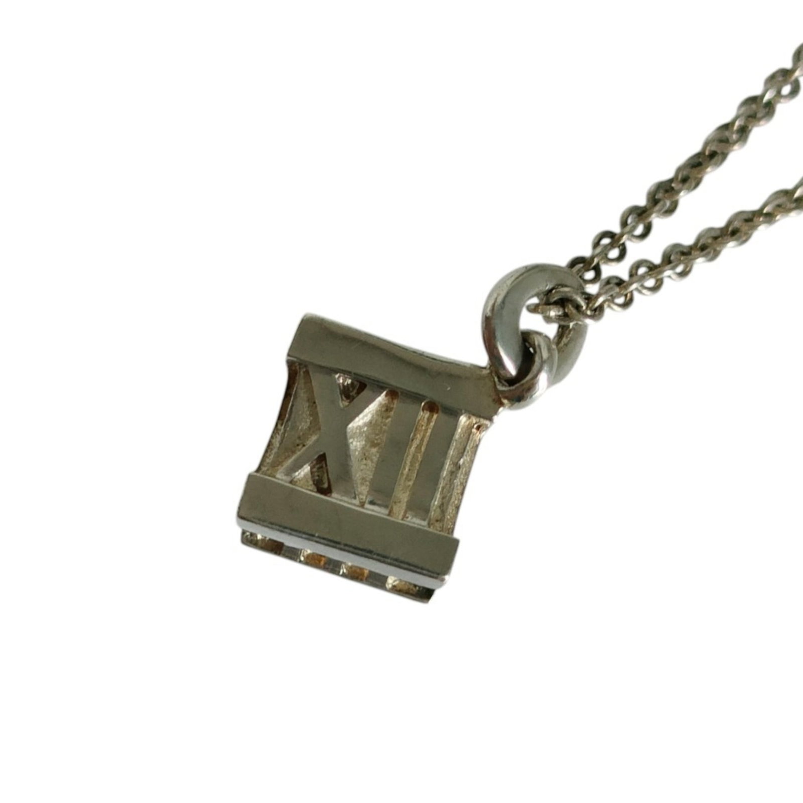 TIFFANY Silver 925: TIFFANY Silver 925 Silver 925 pendant from Tiffany, a classic and elegant design. The necklace features a 40 cm chain and a 18mm x 10mm silver pendant, measuring 0.7'' x 0.39''. Gently used, with