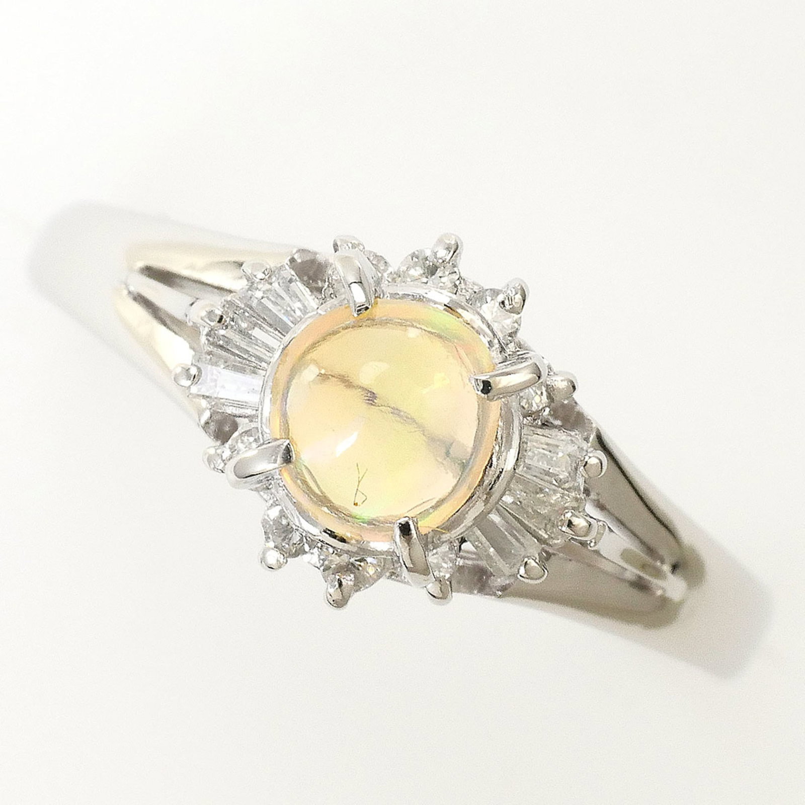 Band Ring Platinum 900: Band Ring Platinum 900 Made from platinum 900, this band ring features a diamond and opal stone, setting it apart with its unique combination of materials. The ring's US size is 5.5 and width is 7mm,