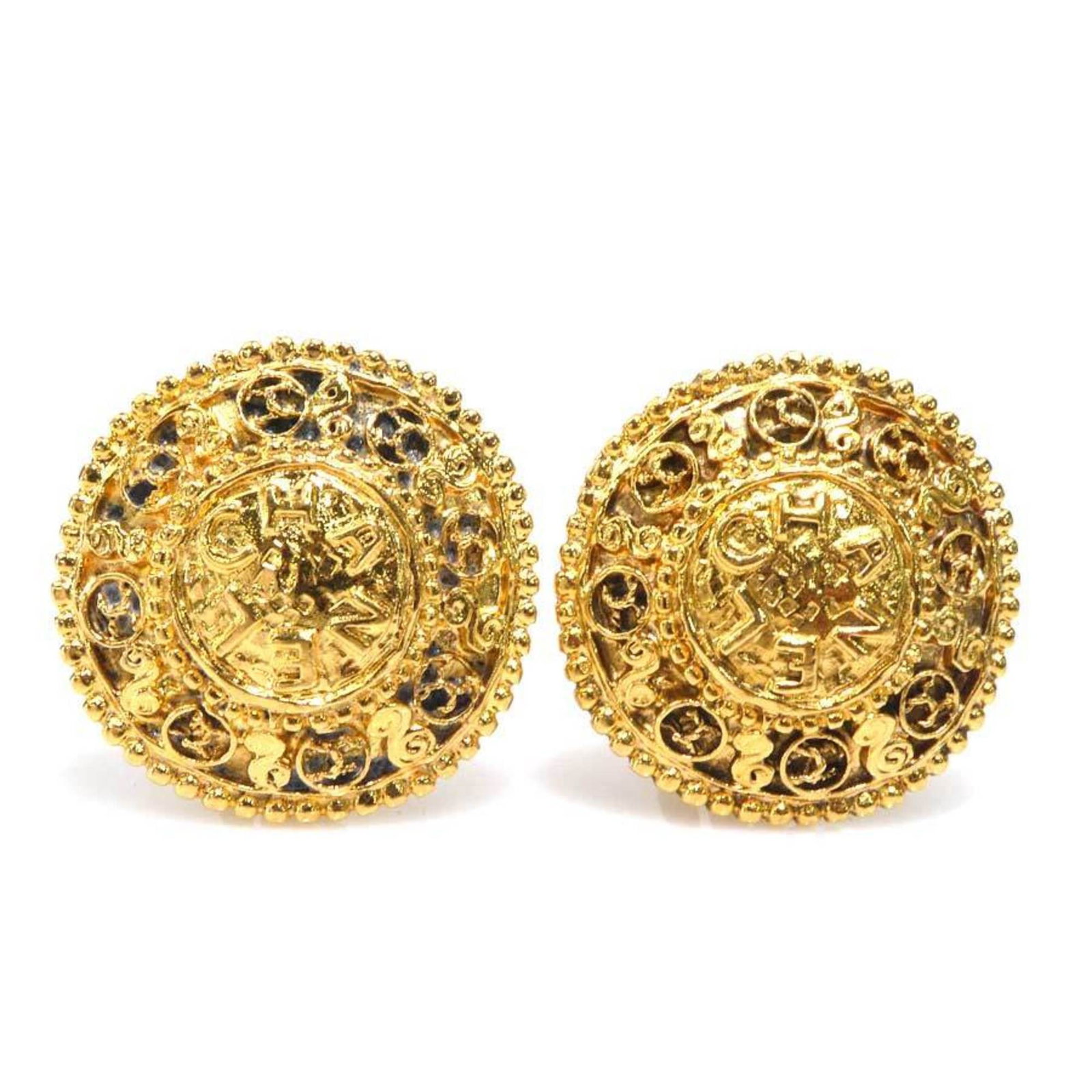 CHANEL Clip Earrings Metal: CHANEL Clip Earrings Metal Gold Clip Earrings from Chanel, bearing visible scratches and scuffs, are a testament to their well-worn condition. Made from metal, these clip earrings showcase the