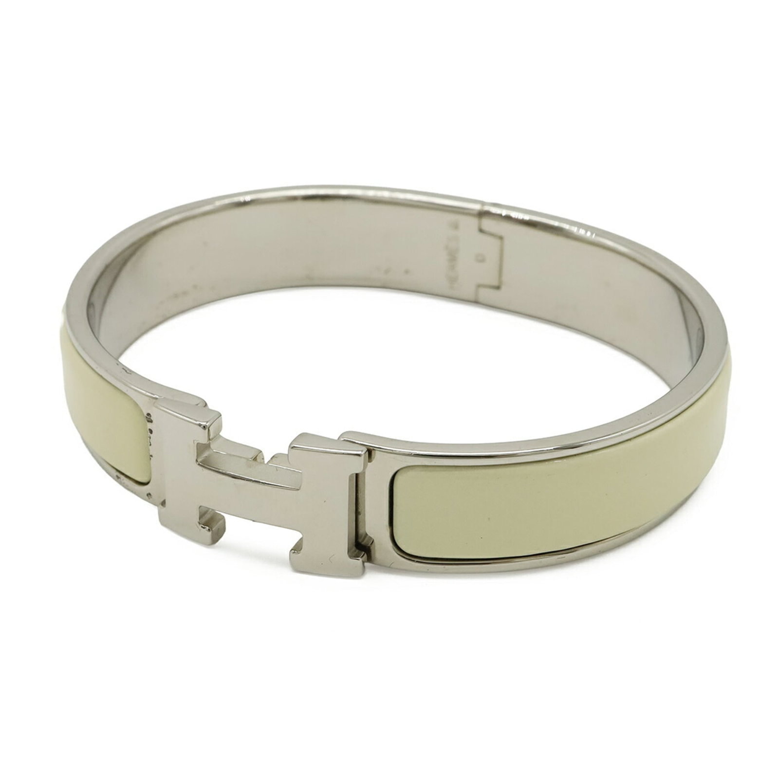 HERMES Charm Bracelet Enamel: HERMES Charm Bracelet Enamel The Hermes Charm Bracelet Enamel features a classic design with a timeless ivory and white enamel color. With a width of 16cm, this gently used charm bracelet boasts a
