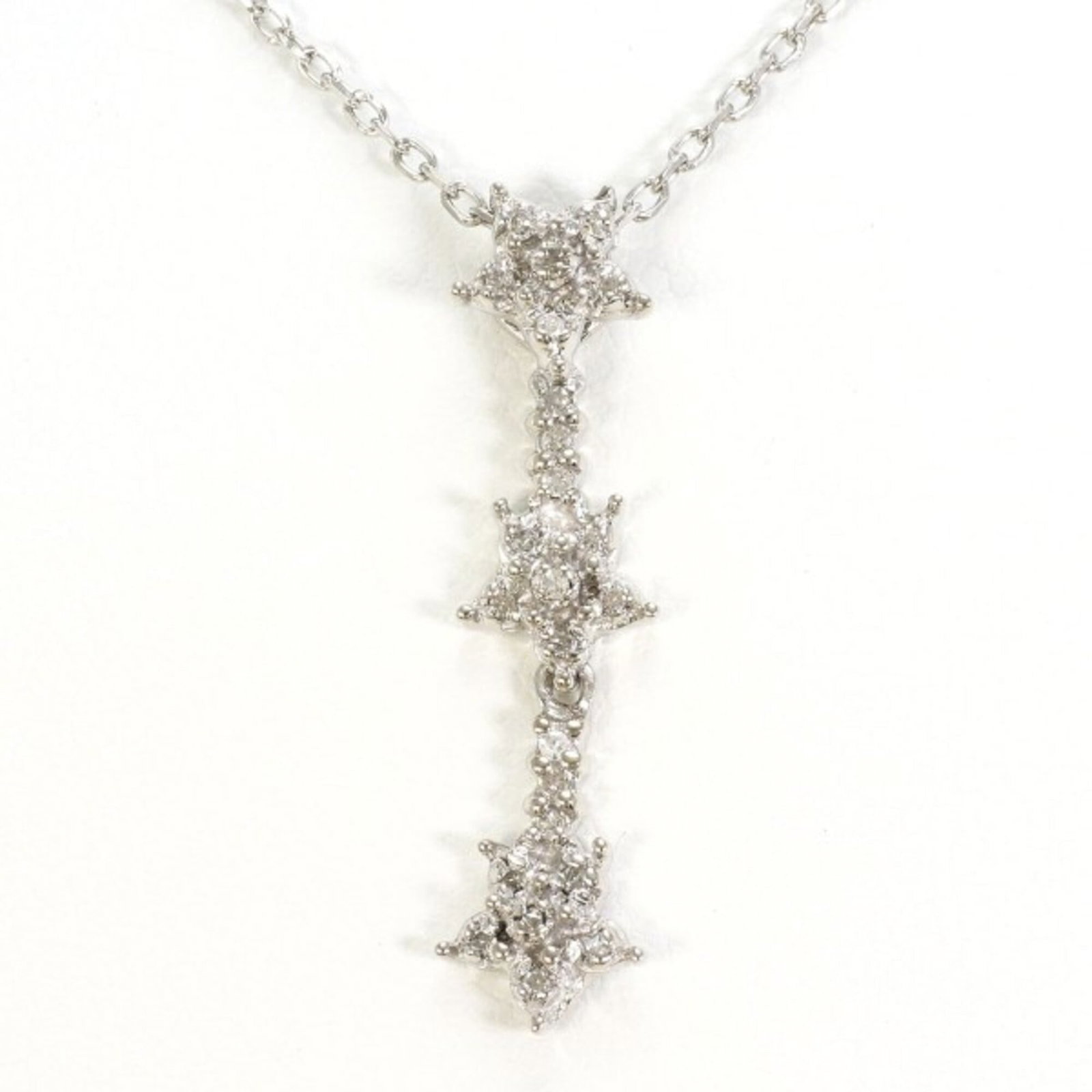 Platinum 900 White Gold (10K): Platinum 900 White Gold (10K) Platinum 900 White Gold (10K) Necklace features a 3.1g diamond pendant set in a 10K platinum and white gold alloy, offering a luxurious and elegant look. The necklace's
