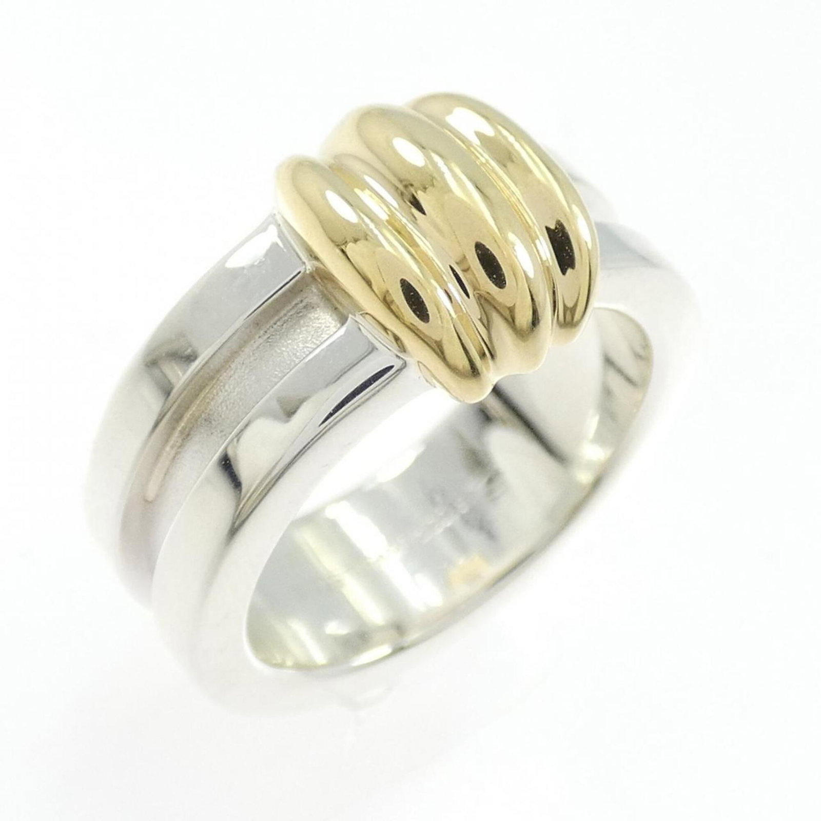TIFFANY Band Ring Silver 925 Yellow Gold (18K): TIFFANY Band Ring Silver 925 Yellow Gold (18K) Silver 925, Yellow gold (18K) construction for a touch of luxury, this Tiffany band ring is a timeless piece. Gently used with minor signs of wear, it st