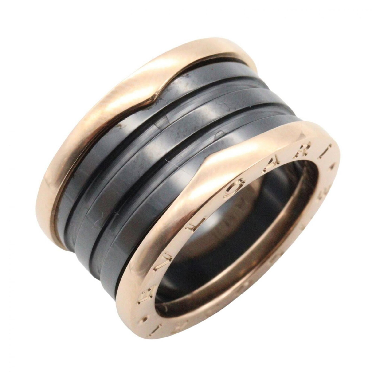 BVLGARI Band Ring Ceramic Pink Gold (18K): BVLGARI Band Ring Ceramic Pink Gold (18K) BVLGARI Band Ring Ceramic Pink Gold (18K) is a statement piece featuring ceramic and pink gold (18K) materials, with a sleek design that adds a touch of elega