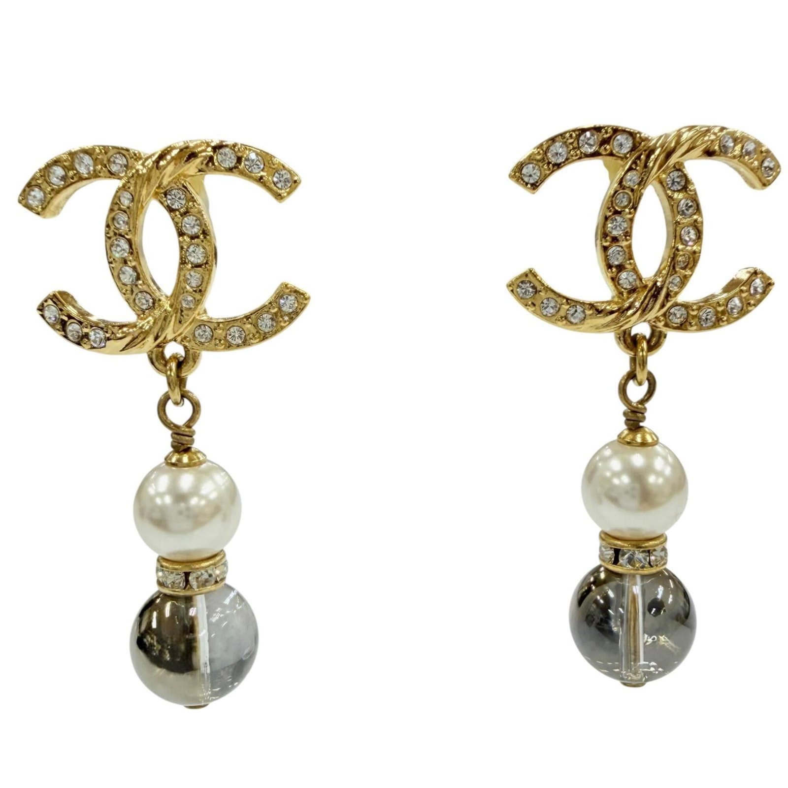 CHANEL Stud Earrings Gold: CHANEL Stud Earrings Gold Stud earrings from the iconic CHANEL brand, crafted in gold and bearing the signature of the French fashion house. Measuring 40.00mm x 20.00mm, these elegant earrings are in 