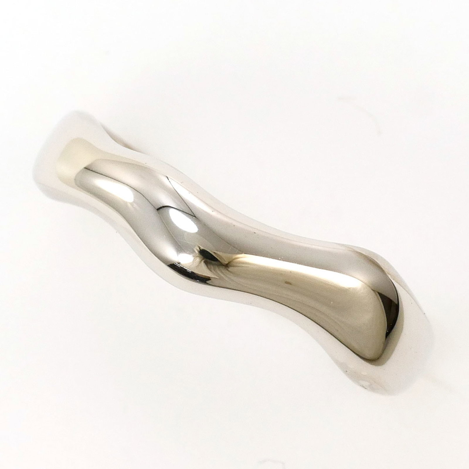 Band Ring White Gold (14K): Band Ring White Gold (14K) 14K white gold band ring in excellent condition, with a subtle shine and a weight of 1.2g. This ring has been carefully refurbished to maintain its original appearance, and 