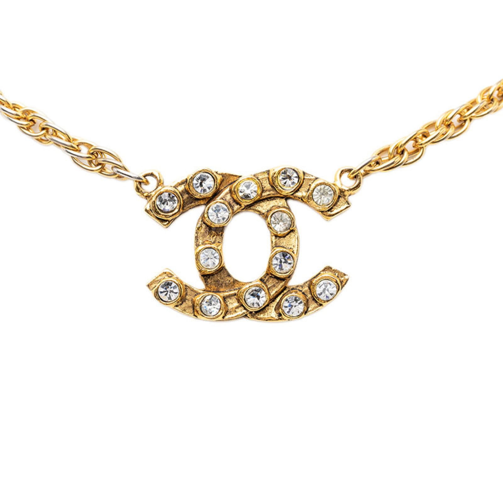 CHANEL Rhinestone Gold: CHANEL Rhinestone Gold Gold rhinestones adorn this elegant CHANEL necklace, adding a touch of luxury to any outfit. The 46 cm gold chain features a 24.5mm x 33.4mm pendant, showcasing the brand's