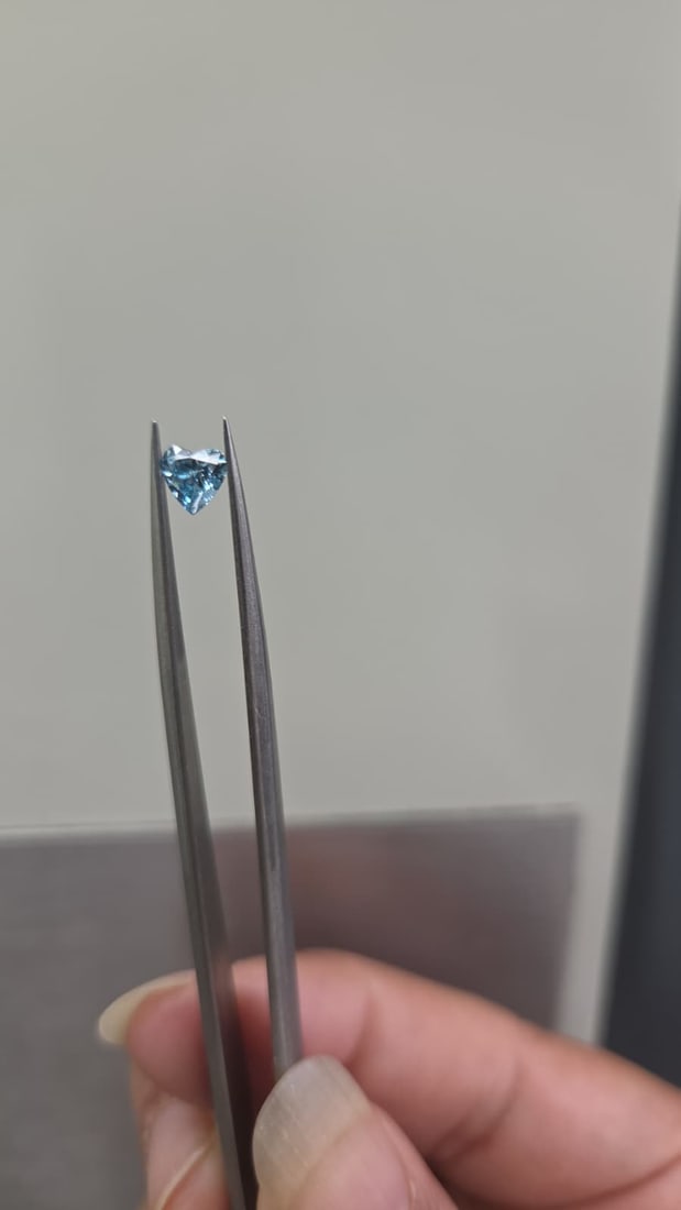 Heart 0.5ct Fancy Vivid Blue VVS1 - Loose Natural Diamond: Heart 0.5ct Fancy Vivid Blue VVS1 - Loose Natural Diamond 0.5ct Fancy Vivid Blue VVS1 - Loose Natural DiamondThis stunning 0.5ct Fancy Vivid Blue diamond boasts exceptional clarity and color, with a