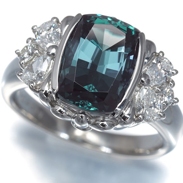 Crescent Vert Ring Lab-Created Alexandrite Diamond Classic Pt 950: Crescent Vert Ring Lab-Created Alexandrite Diamond Classic Pt 950 Lab-created Alexandrite diamond adds a touch of elegance to this platinum ring, set in a classic design. The 3.55ct lab-created