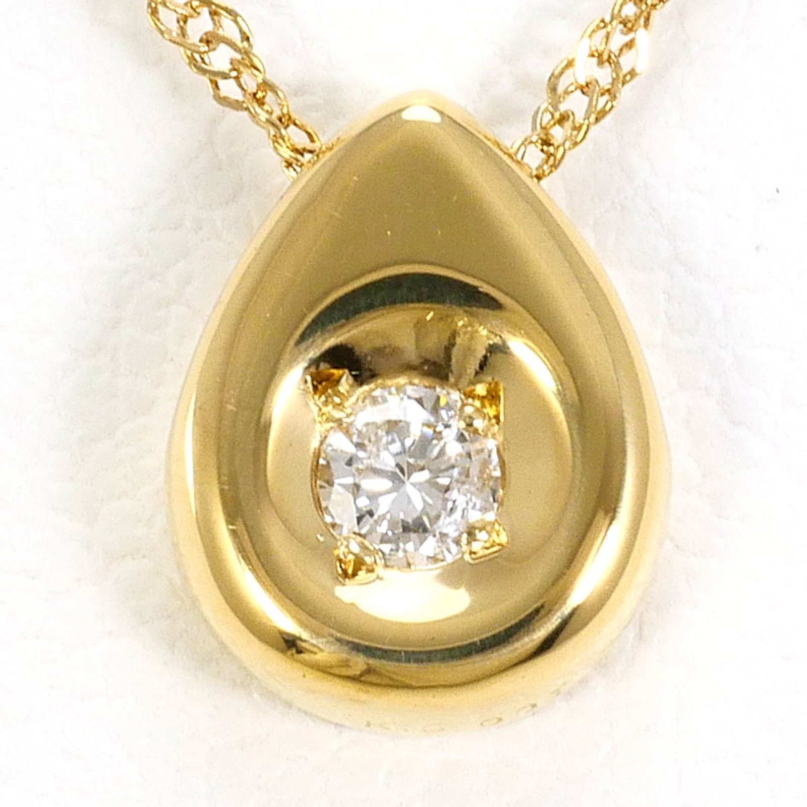 Yellow Gold (18K): Yellow Gold (18K) Yellow gold (18K) necklace with a 0.05ct diamond pendant, featuring a 40cm length and 8mm x 6mm pendant size. This necklace is made from 18K yellow gold and weighs 1.5g, with a subtl