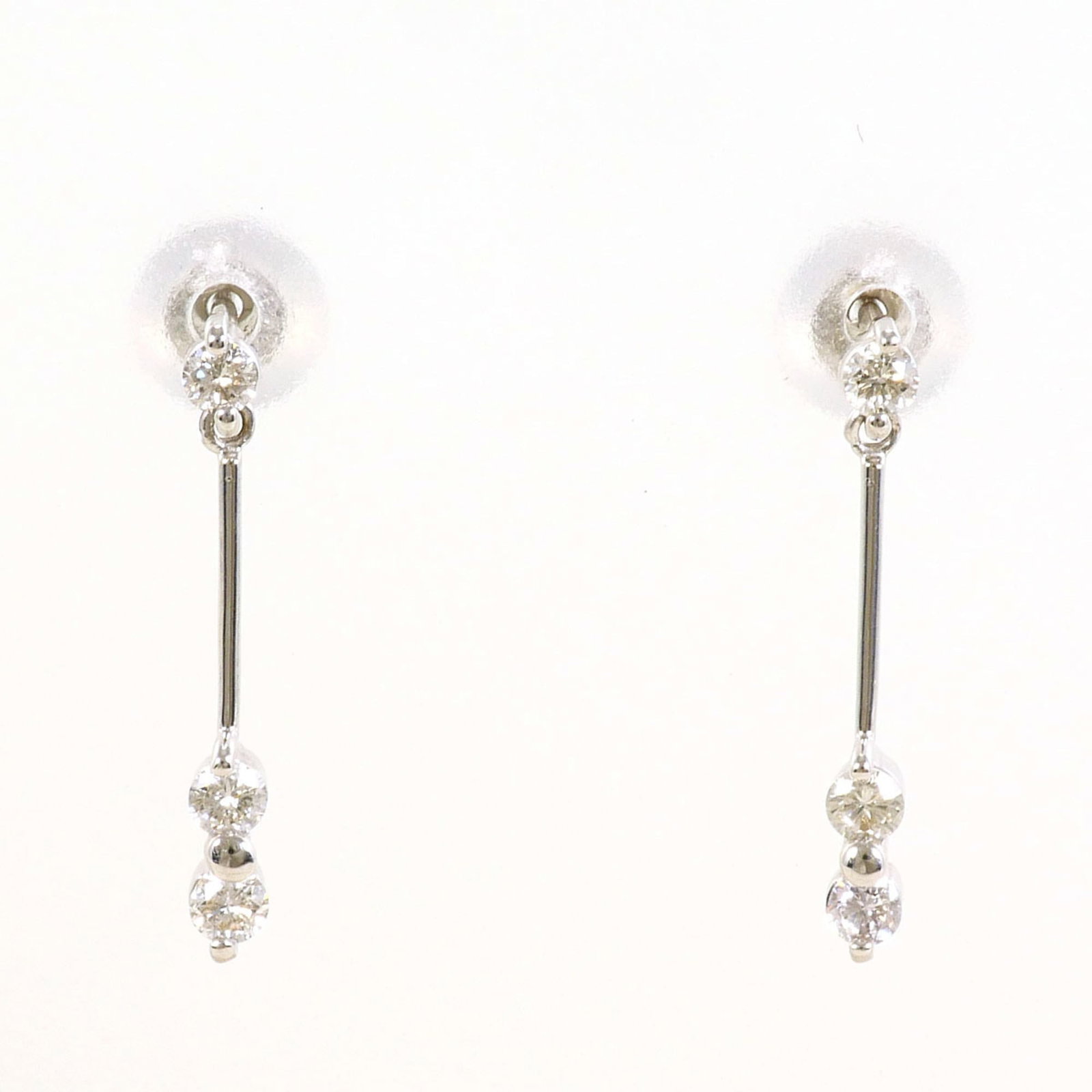 Stud Earrings White Gold (18K): Stud Earrings White Gold (18K) Stud earrings in 18K white gold, featuring a 0.10 carat diamond, weighing 0.7g. Made from high-quality white gold, these earrings are in like new condition, with only