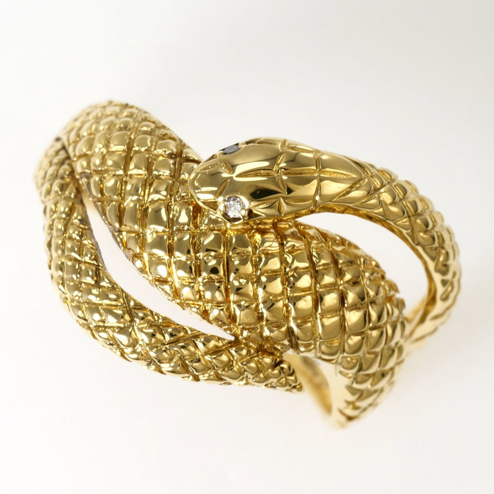 Band Ring Yellow Gold (18K): Band Ring Yellow Gold (18K) Yellow gold 18K band ring with a diamond stone, crafted from high-quality 18K gold metal, offers a touch of elegance and sophistication. This like-new used ring boasts a 15