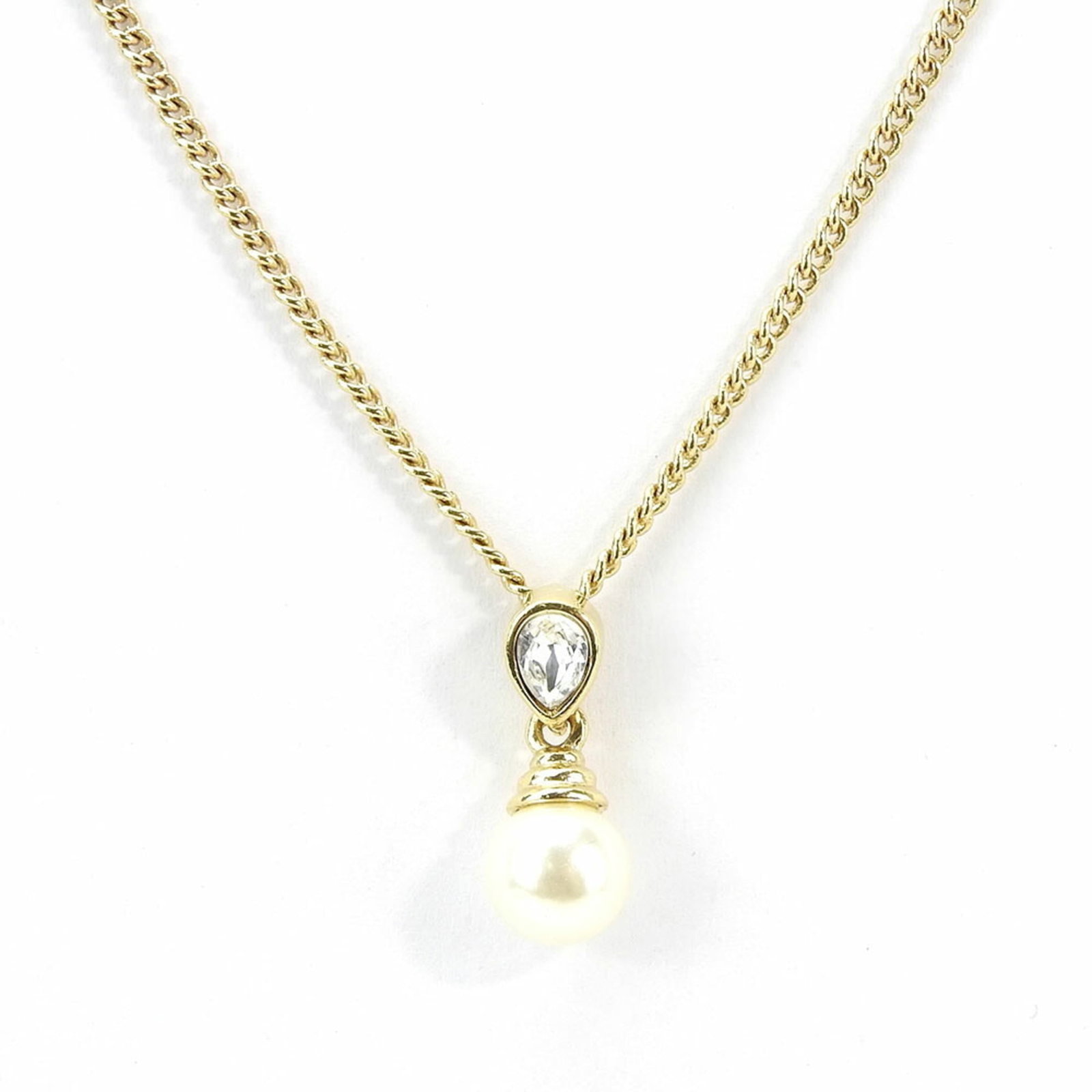 CHRISTIAN DIOR Metal: CHRISTIAN DIOR Metal Gently used Christian Dior metal necklace in gold, featuring a pearl pendant with a 38-42.5 cm adjustable chain. The necklace bears minor signs of wear, including small scratches 