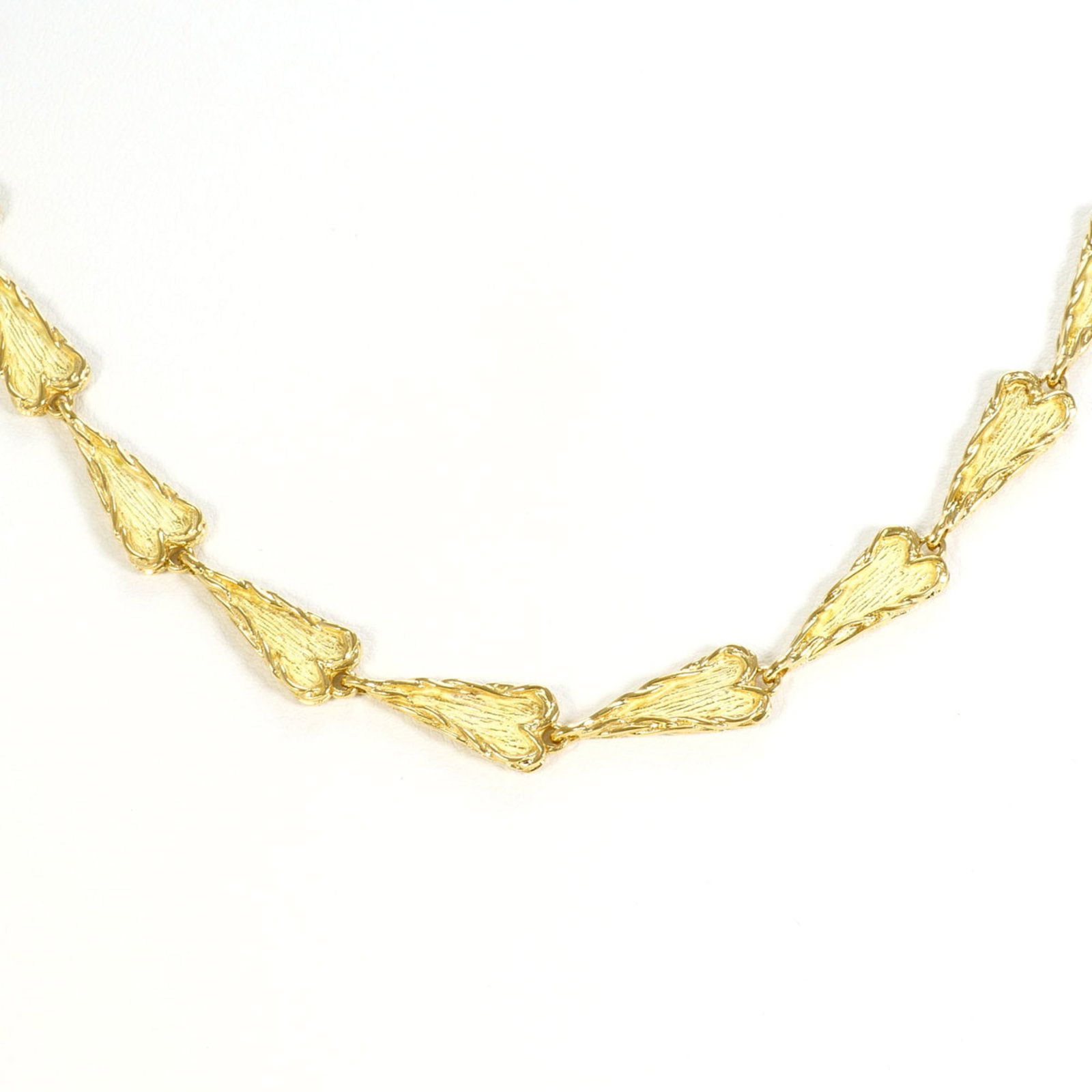 Yellow Gold (18K): Yellow Gold (18K) Yellow gold (18K) necklace with a 62 cm / 24.4'' circumference, crafted from 18K gold with a weight of 39.8g / 1.4oz, bearing a faintly visible signature. This necklace is in like ne