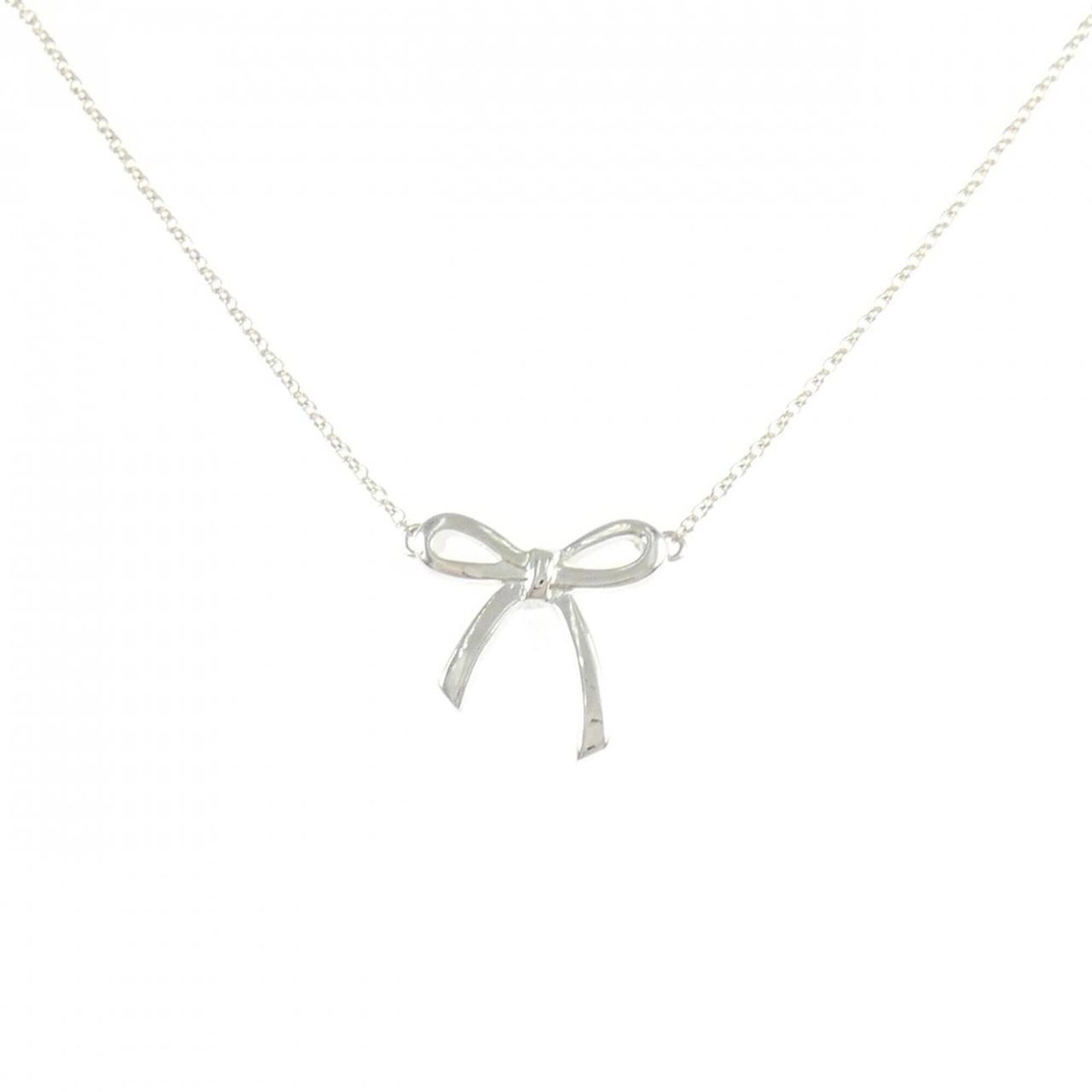 TIFFANY Silver 925: TIFFANY Silver 925 Silver pendant from Tiffany, crafted from 925 sterling silver, measures 14.1mm x 14.6mm, and features a sleek design. The necklace type pendant is made from high-quality silver,