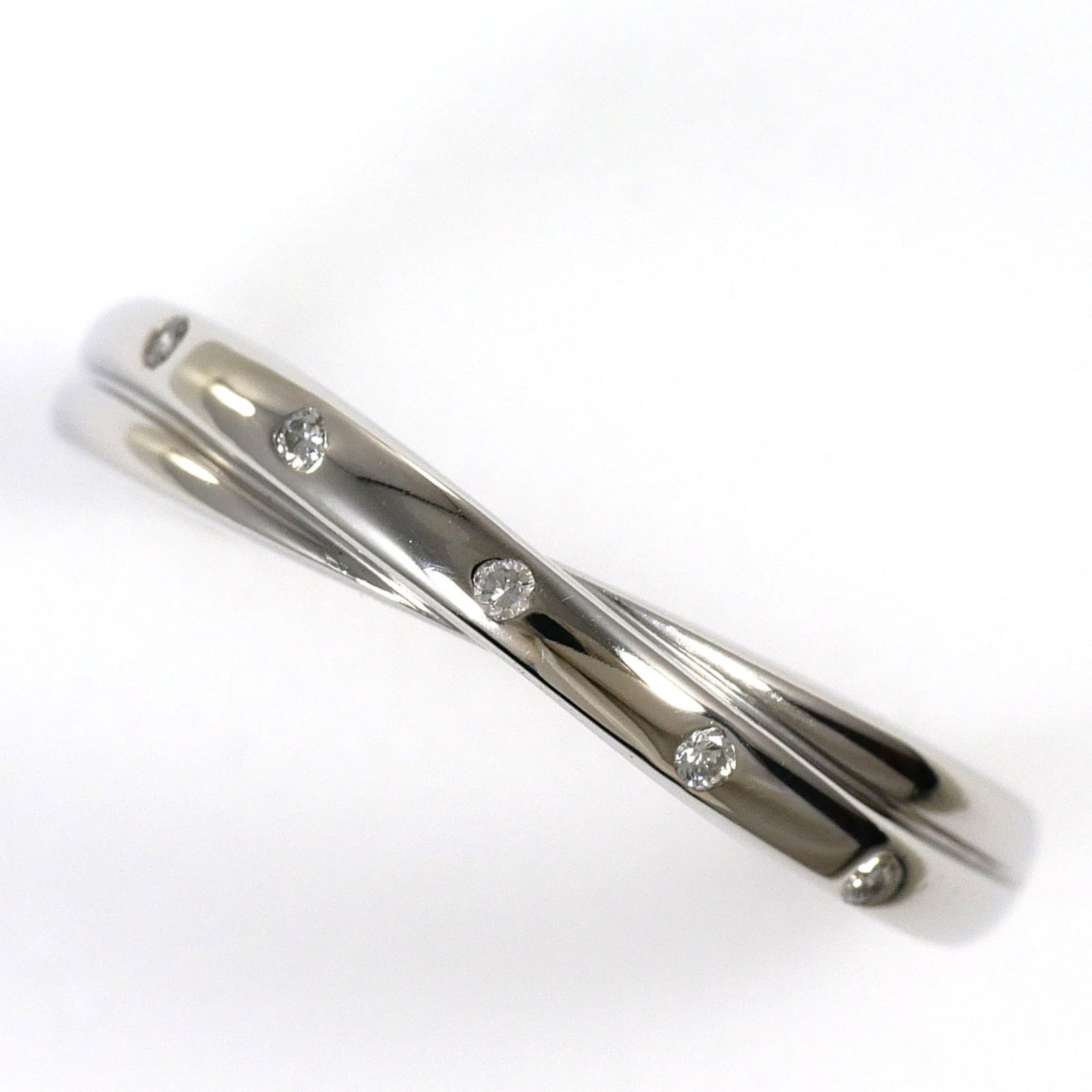 Band Ring Platinum 900: Band Ring Platinum 900 Platinum 900 band ring with a 0.03ct diamond, featuring a sleek 3mm width and US size 5 fit. This like-new used ring boasts excellent condition with only the faintest traces of