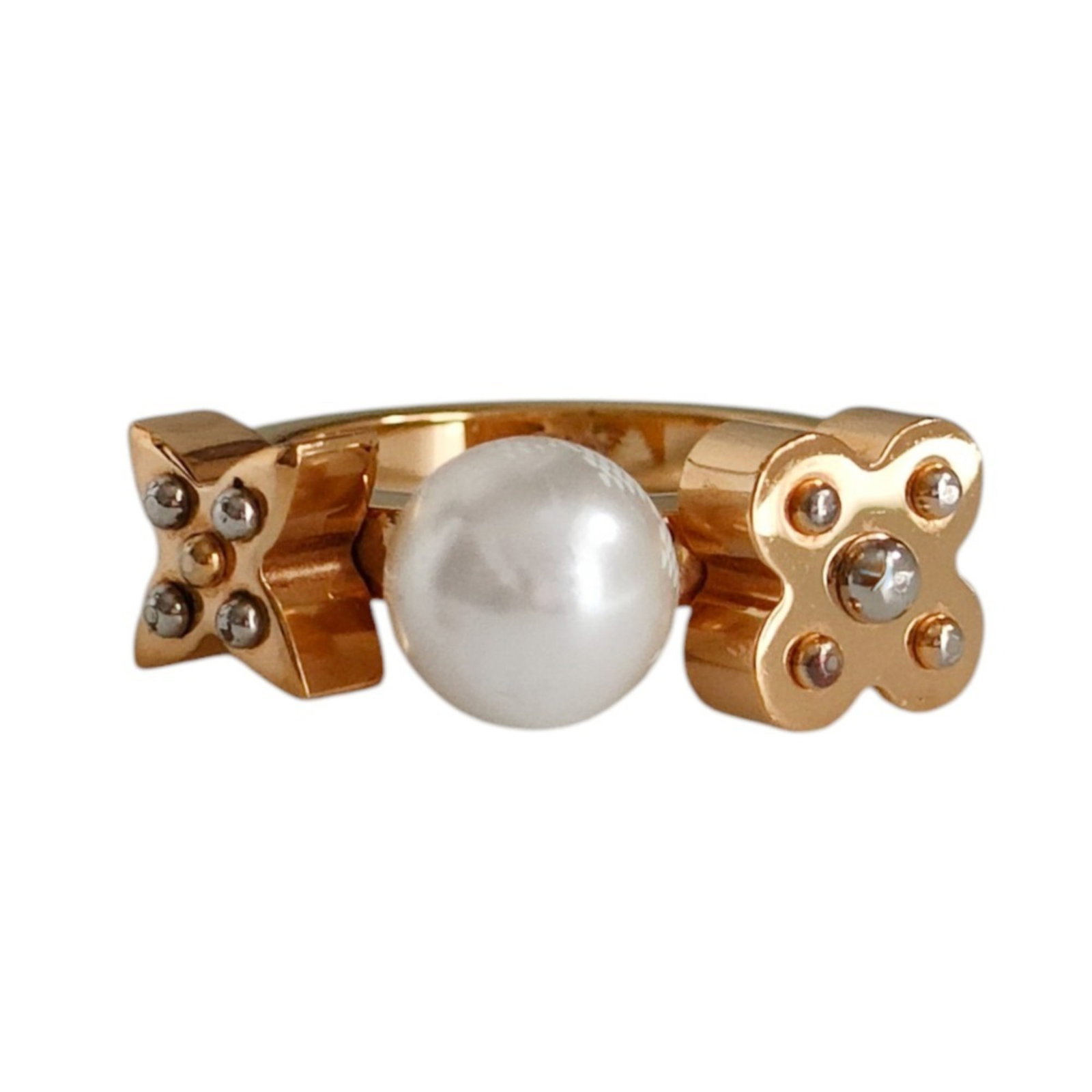 LOUIS VUITTON Band Ring Metal: LOUIS VUITTON Band Ring Metal This Louis Vuitton Band Ring Metal is a sleek and modern accessory, featuring a metal band with a subtle design. Made from high-quality metal, it boasts a sleek and