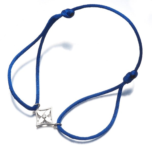 Louis Vuitton Bracelet Idylle Blossom Blue 18K 750 White Gold/Cord: Louis Vuitton Bracelet Idylle Blossom Blue 18K 750 White Gold/Cord The Louis Vuitton Idylle Blossom Blue 18K 750 White Gold/Cord bracelet boasts a sleek design with a 12.3mm width, making it a