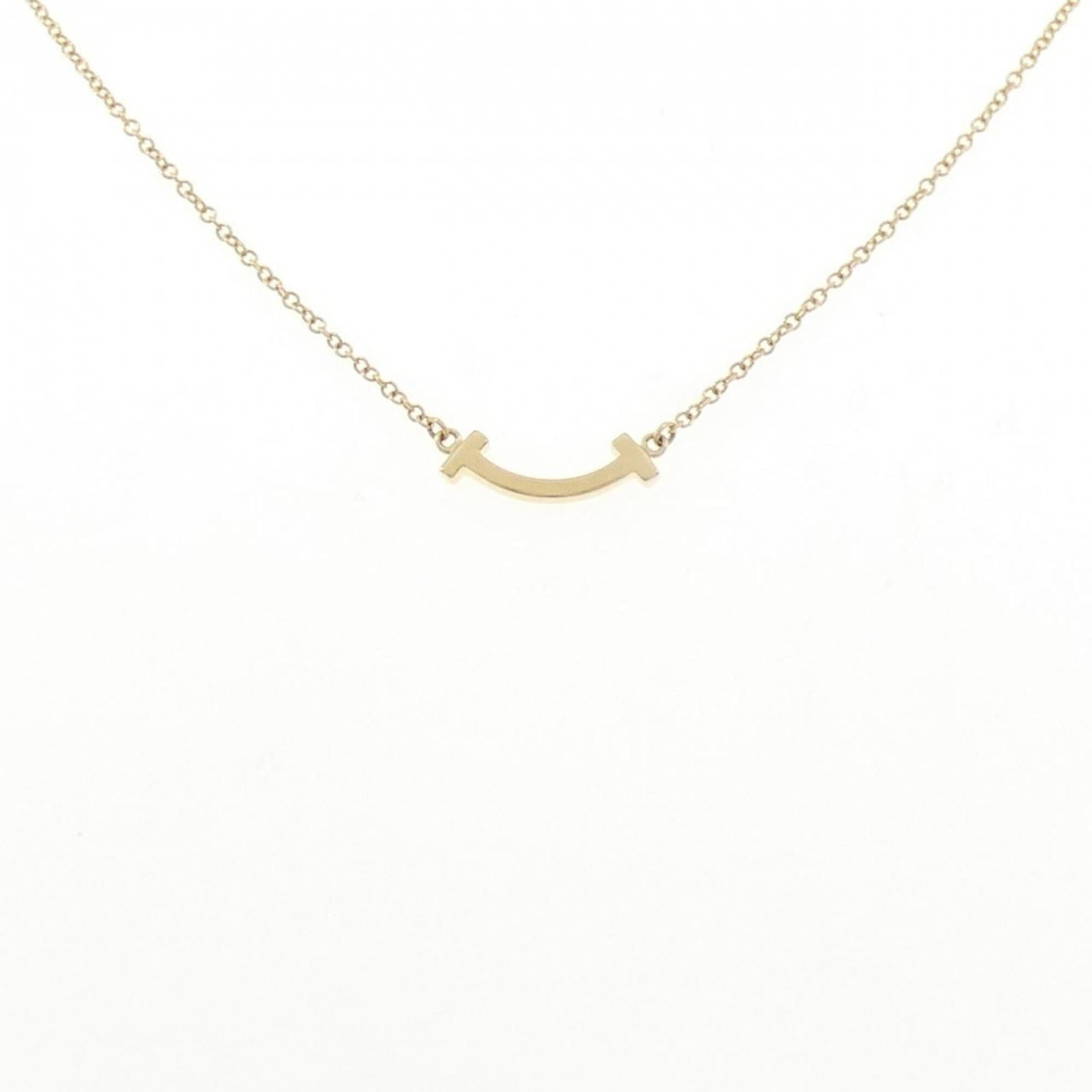 TIFFANY Yellow Gold (18K): TIFFANY Yellow Gold (18K) Yellow gold (18K) pendant from Tiffany, crafted with attention to detail, features a 3.4mm x 13.2mm design. This necklace type pendant is made from high-quality yellow gold, 