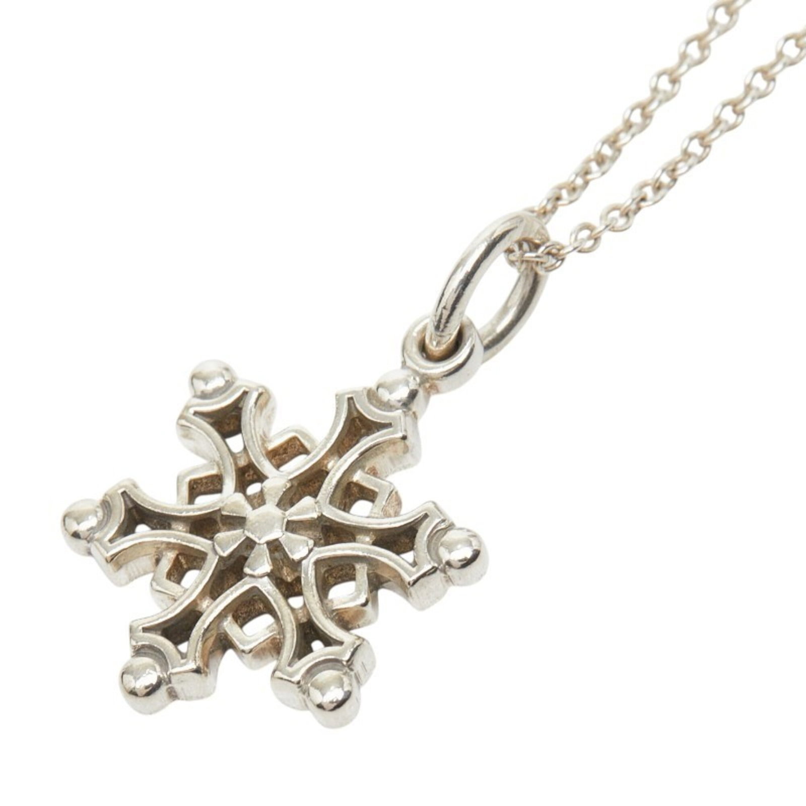 TIFFANY Silver 925: TIFFANY Silver 925 Silver 925 pendant from Tiffany, featuring a 19.2mm x 16.6mm design with a 42 cm / 16.53'' adjustable neck. The pendant is made from high-quality silver and bears minor signs of