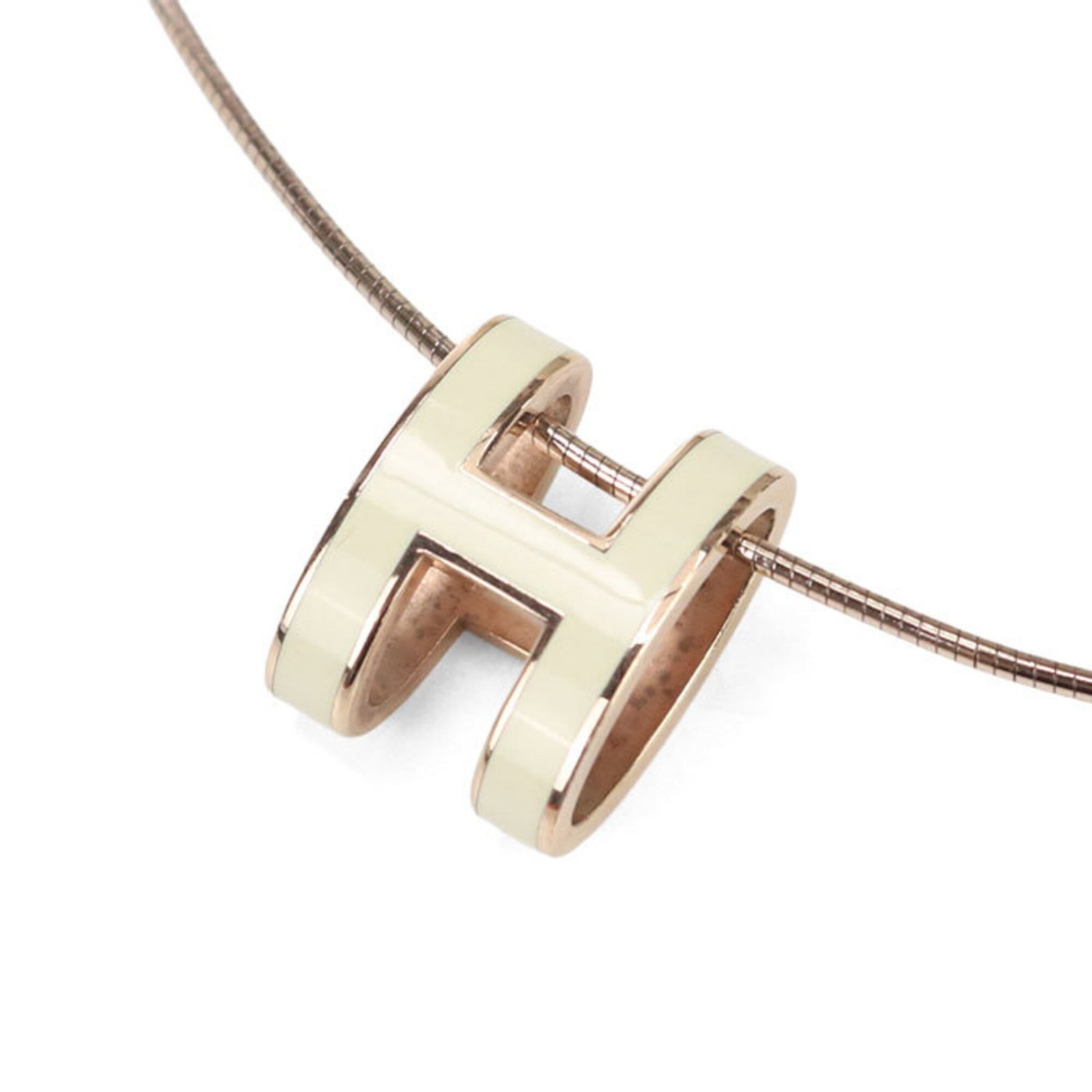 HERMES Metal Ivory: HERMES Metal Ivory The Hermes Metal Ivory necklace boasts a sleek, sophisticated design with a beautiful ivory metal pendant. Measuring 42 cm in circumference, this elegant necklace is perfect for
