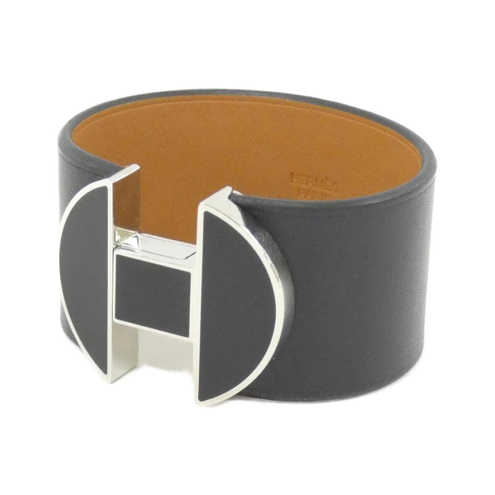 HERMES Charm Bracelet Black Silver: HERMES Charm Bracelet Black Silver Black Silver Charm Bracelet from Hermes, featuring a sleek and sophisticated design. Gently used with minor signs of wear, this 15cm charm bracelet is in very good c