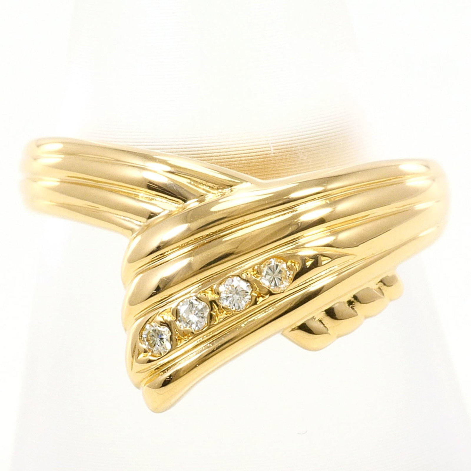 Band Ring Yellow Gold (18K): Band Ring Yellow Gold (18K) Yellow gold 18K band ring with a 0.05ct diamond, featuring a sleek 11mm width and a US size 6 fit. Made from high-quality 18K yellow gold, this ring is in like new conditio