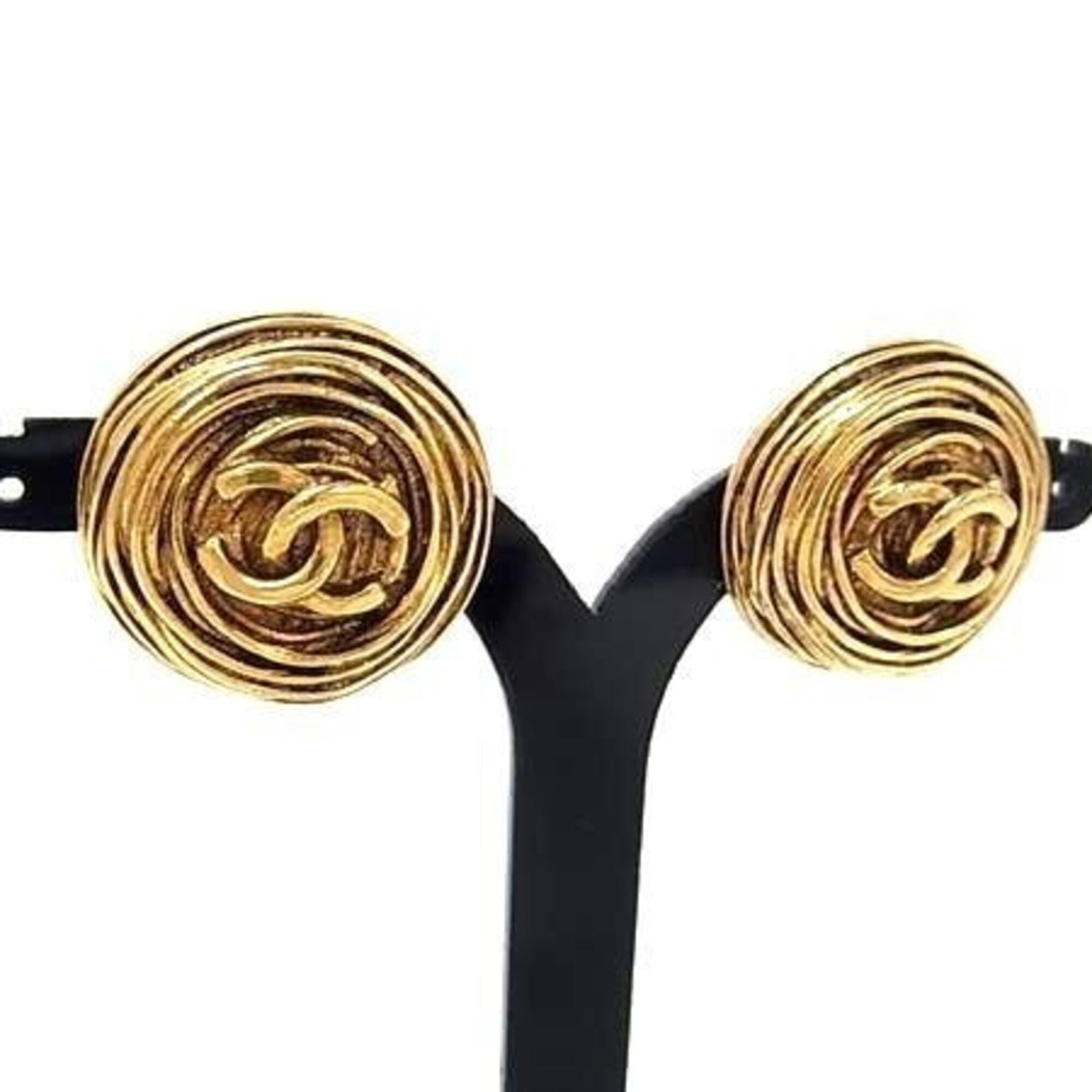 CHANEL Clip Earrings Metal: CHANEL Clip Earrings Metal Gold Clip Earrings from Chanel, Made in France. These 24mm x 24mm gold clip earrings showcase the iconic design of the French fashion house. With visible wear and minor scra