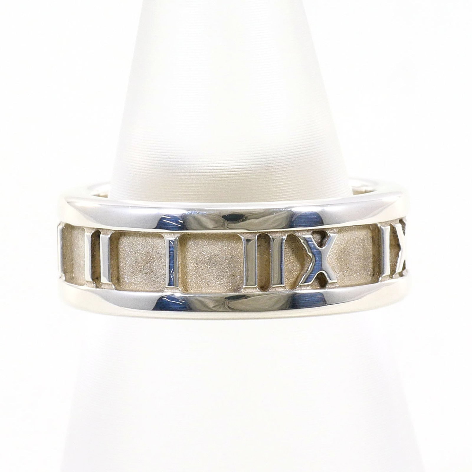 TIFFANY Band Ring Silver 925: TIFFANY Band Ring Silver 925 Silver 925 band ring from Tiffany, a classic design in a timeless silver finish. This like new used ring boasts excellent condition with no visible wear, making it a great