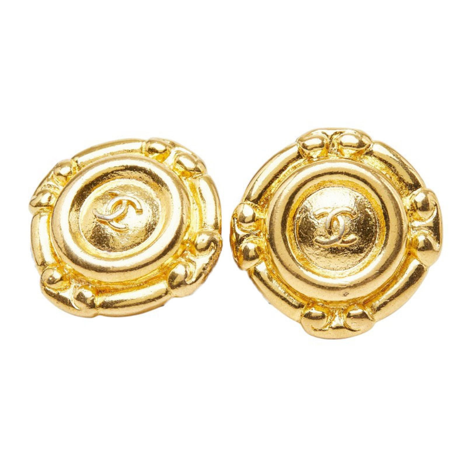 CHANEL Clip Earrings Gold: CHANEL Clip Earrings Gold Gold Clip Earrings from CHANEL, featuring a delicate design with minor signs of wear. The earrings are in very good condition, with small scratches or light marks present. Me