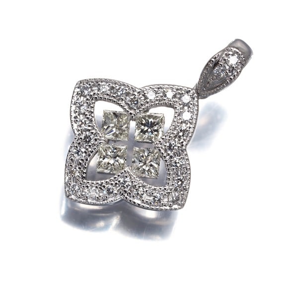 Diamond 0.68Ct Princess Milgrain Flower Pendant 900 Platinum: Diamond 0.68Ct Princess Milgrain Flower Pendant 900 Platinum 900 platinum metal purity and a natural diamond 0.68ct create a striking contrast in this delicate princess milgrain flower pendant. The