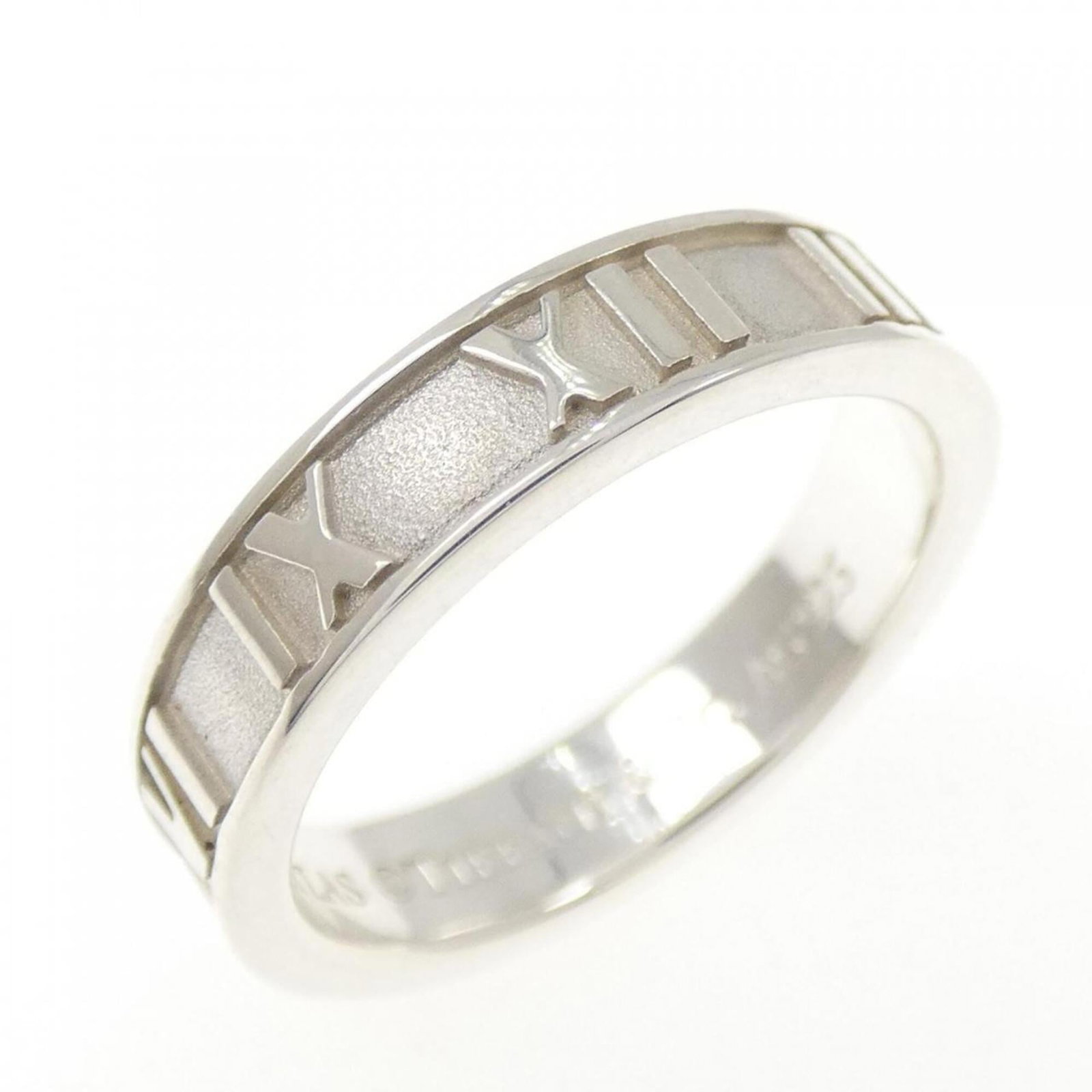 TIFFANY Band Ring Silver 925: TIFFANY Band Ring Silver 925 Silver 925 band ring from Tiffany, a classic design in a timeless silver finish. This like new used ring boasts excellent condition with no visible wear, making it a great