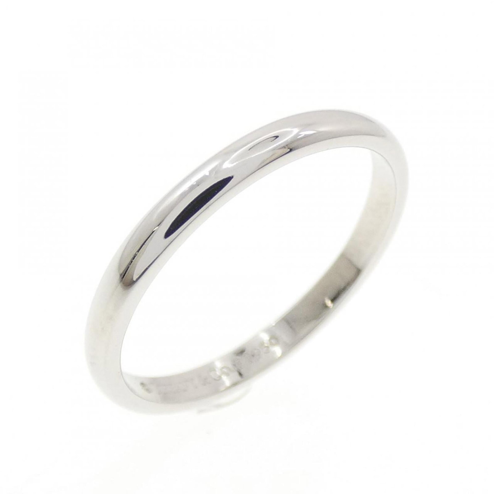 TIFFANY Band Ring Platinum 950: TIFFANY Band Ring Platinum 950 Platinum 950 Tiffany band ring in excellent condition, featuring a timeless design with a subtle shine. The ring bears a minor signature and shows small scratches or