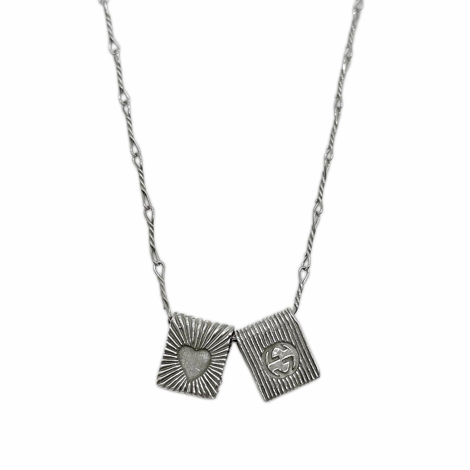 GUCCI Silver 925: GUCCI Silver 925 Silver 925 pendant from Gucci, a high-quality necklace with a 50 cm chain and 8mm x 6mm pendant, available in like new condition. The pendant bears a signature and is made from sterli