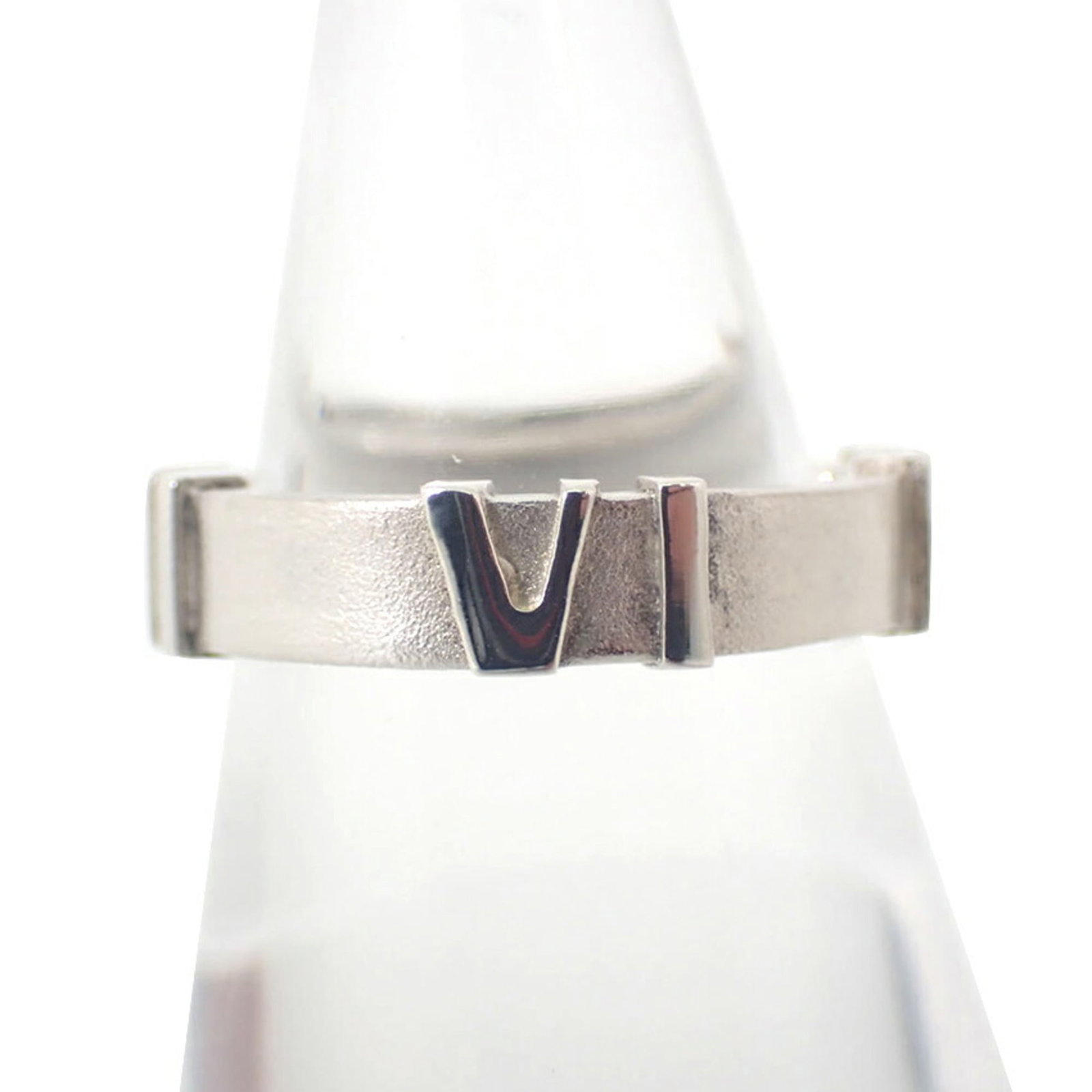 TIFFANY Band Ring Sterling Silver 925: TIFFANY Band Ring Sterling Silver 925 Sterling silver 925 band ring from Tiffany, featuring a classic design. The ring is in very good condition, with minor signs of wear and small scratches or light