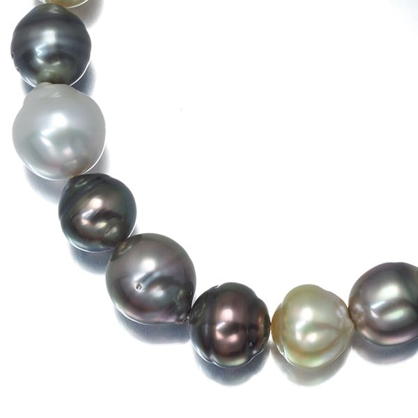Black&Golden Pearl 8.4-12.8Mm Necklace Silver: Black&Golden Pearl 8.4-12.8Mm Necklace Silver Silver necklace featuring a South Sea pearl with a length of 43cm, weighing 62.6g. The necklace showcases a natural, golden hue paired with a black and