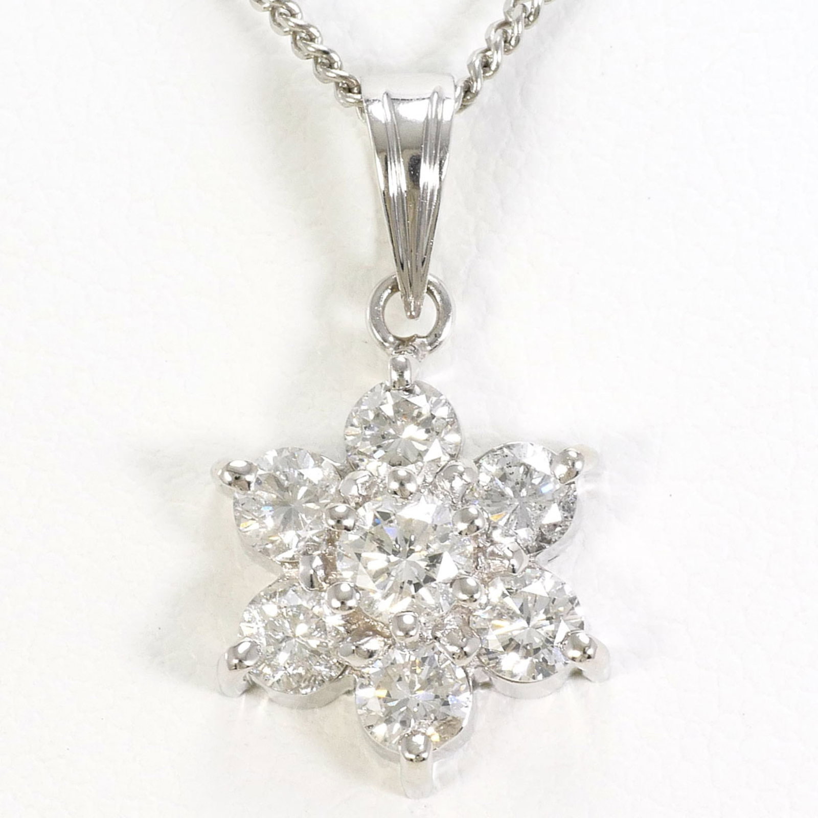 Platinum 850 Necklace: Platinum 850 Necklace Platinum 850 Necklace boasts a stunning 1.00 carat diamond, carefully set in a platinum 850 metal pendant. The necklace features a 40 cm length with a 19mm x 10mm pendant,