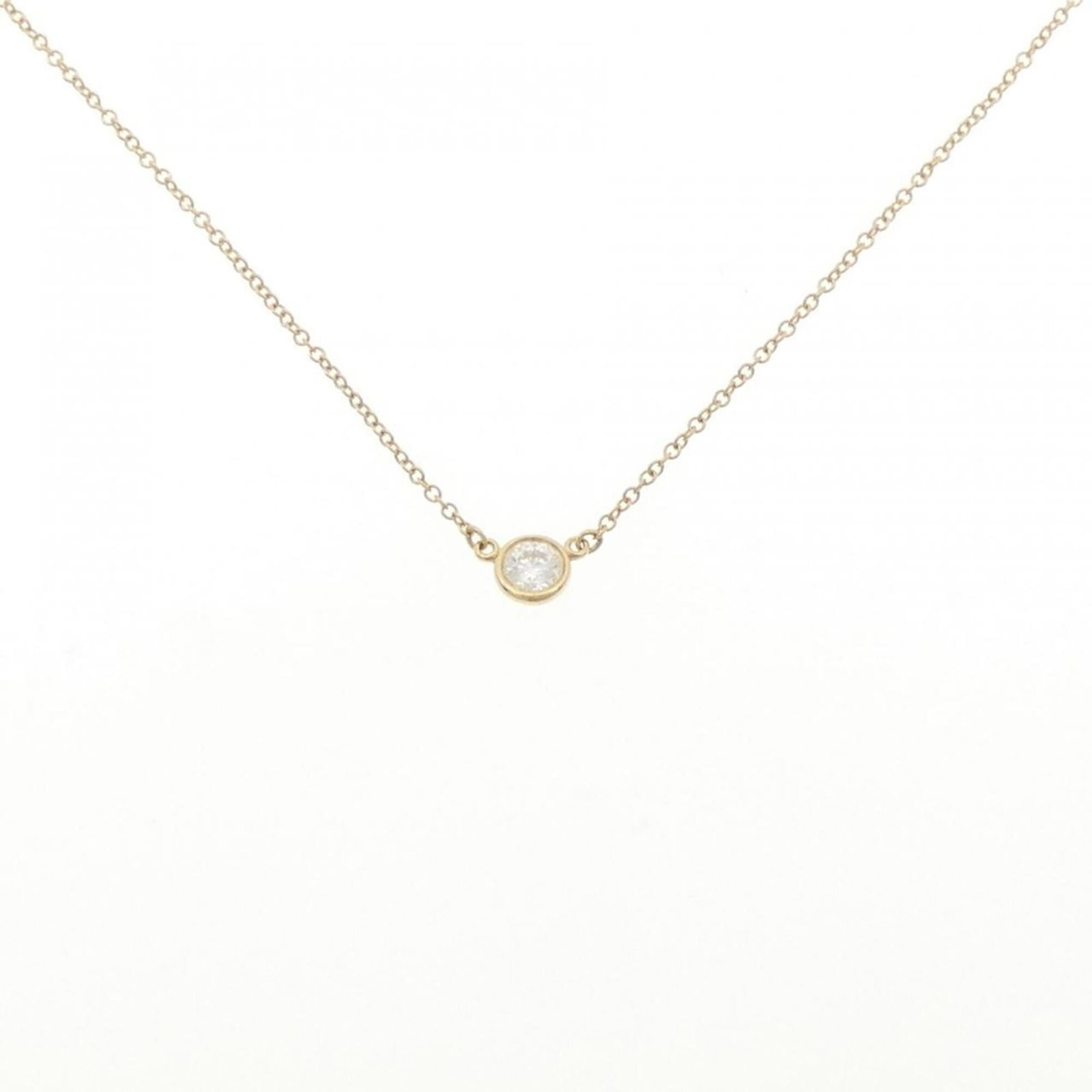 TIFFANY Yellow Gold (18K): TIFFANY Yellow Gold (18K) Yellow gold (18K) necklace with a 4.7mm x 4.7mm diamond pendant, crafted in a classic Tiffany style, features a 41 cm / 16.14'' circumference. This necklace is made from high