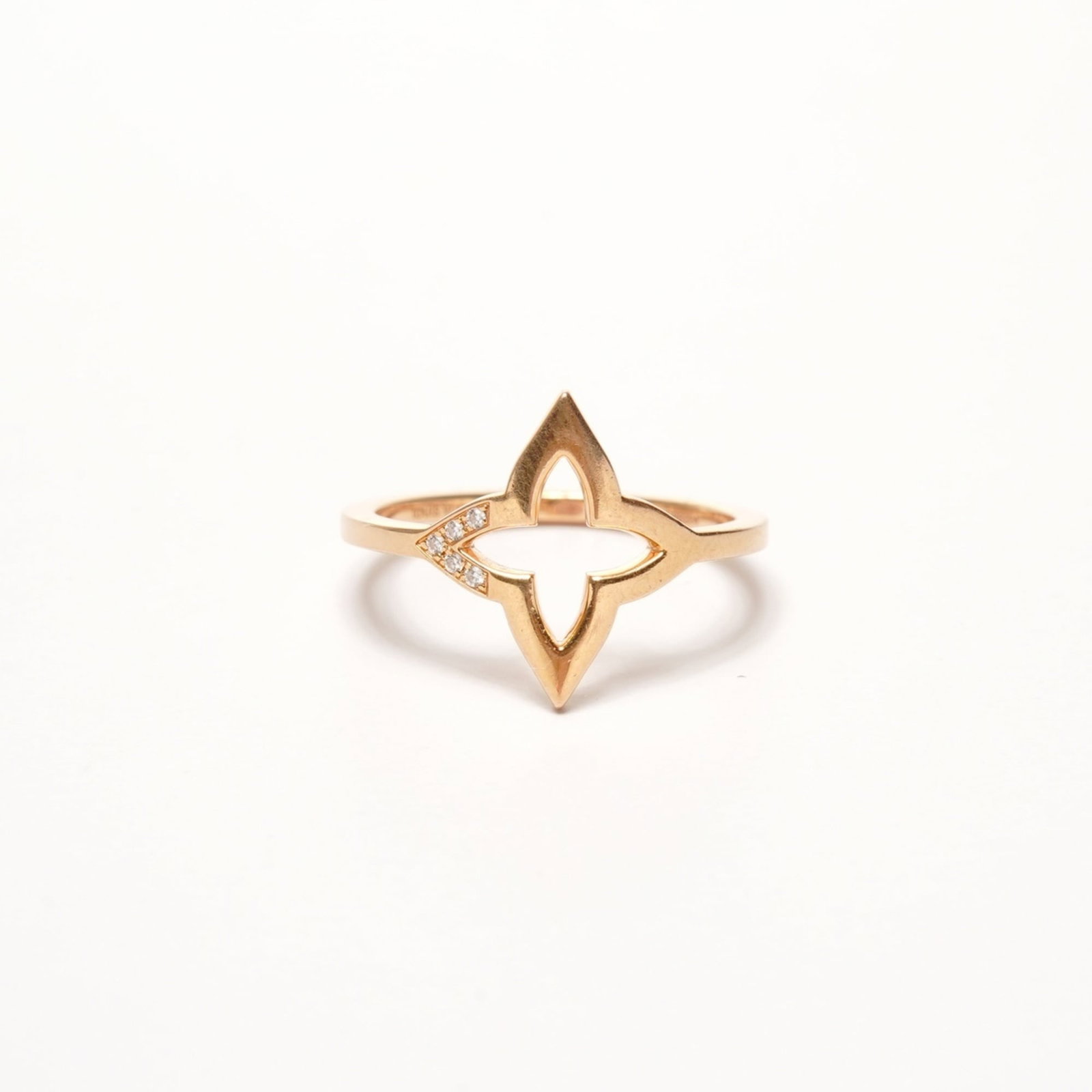LOUIS VUITTON Band Ring Gold (18K): LOUIS VUITTON Band Ring Gold (18K) Gold (18K) band ring from Louis Vuitton, featuring a diamond stone, with a 7 US size and very good condition. The ring has minor signs of wear, including small