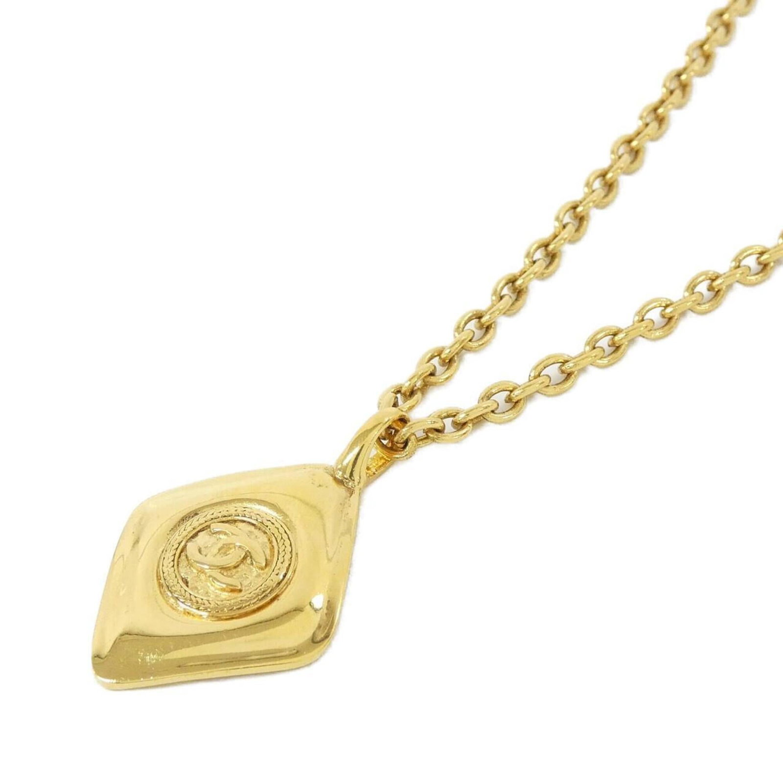 CHANEL Gold Necklace: CHANEL Gold Necklace Gold necklace from CHANEL, featuring a 45mm x 28mm pendant, measures 43.5 cm in circumference, and is made of gold. The necklace is in very good condition, with minor signs of wea