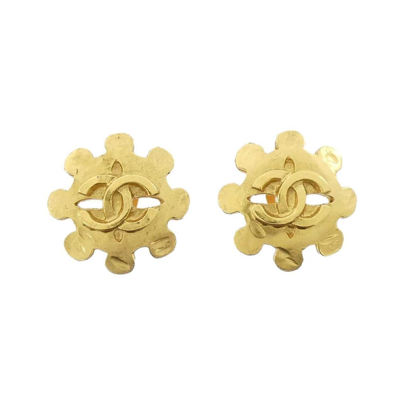 CHANEL Clip Earrings Gold: CHANEL Clip Earrings Gold Gold Clip Earrings from Chanel, featuring a sleek and timeless design. Made from high-quality materials, these gently used earrings showcase a subtle gold finish with minor s