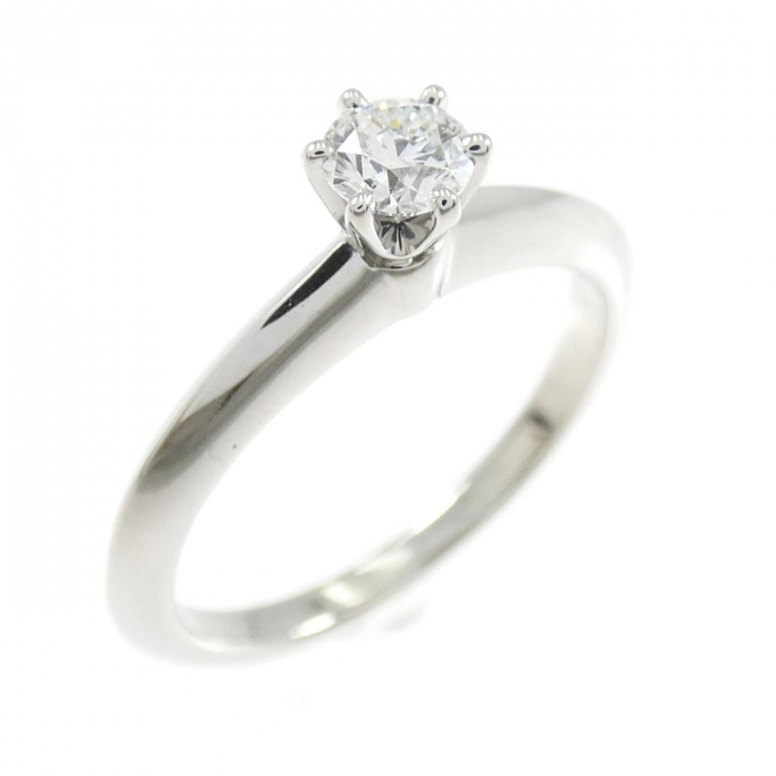 TIFFANY Band Ring Platinum 950: TIFFANY Band Ring Platinum 950 Platinum band ring from Tiffany, featuring a diamond stone. The 950 platinum band is gently used with minor signs of wear, including small scratches or light marks.