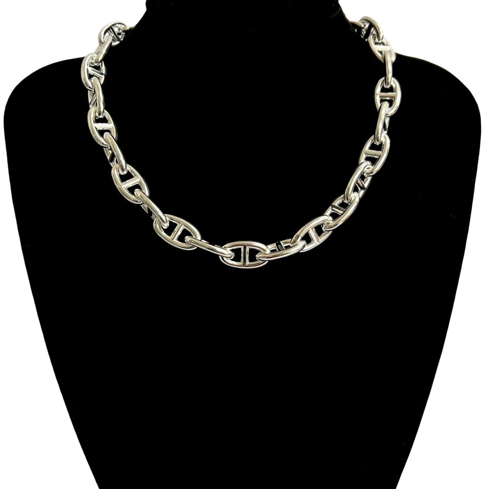 HERMES Silver 925: HERMES Silver 925 Silver 925 from the renowned French fashion house, this Herm?s necklace boasts a sleek and sophisticated design. The necklace features a high-quality silver construction with a 44.5 