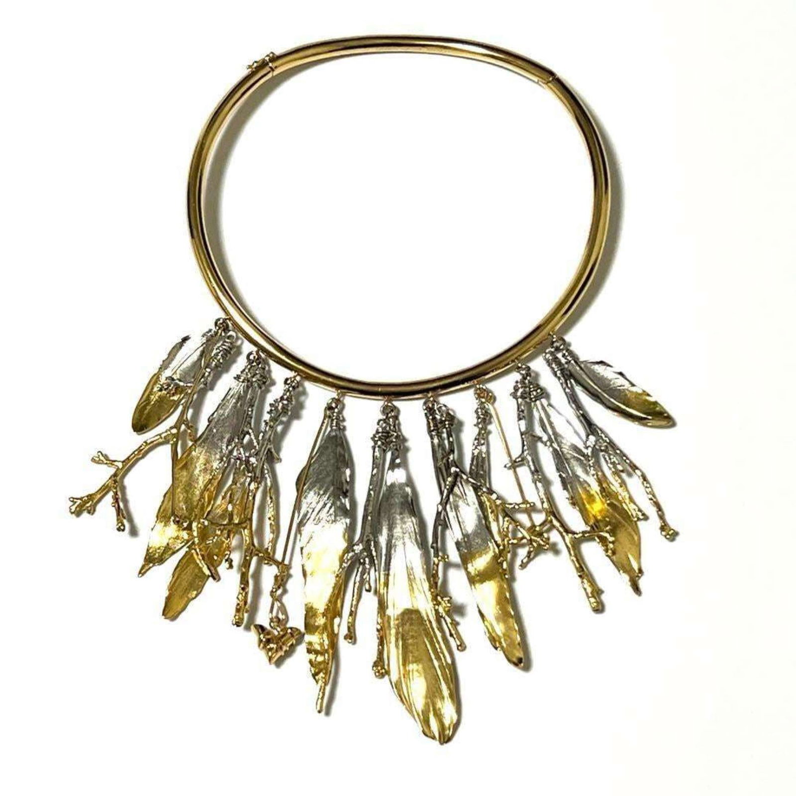 LOUIS VUITTON Metal: LOUIS VUITTON Metal Gold Louis Vuitton Metal Necklace, gently used with minor signs of wear, features a metal design with a gold finish. The necklace is accompanied by a dust bag for storage and prote