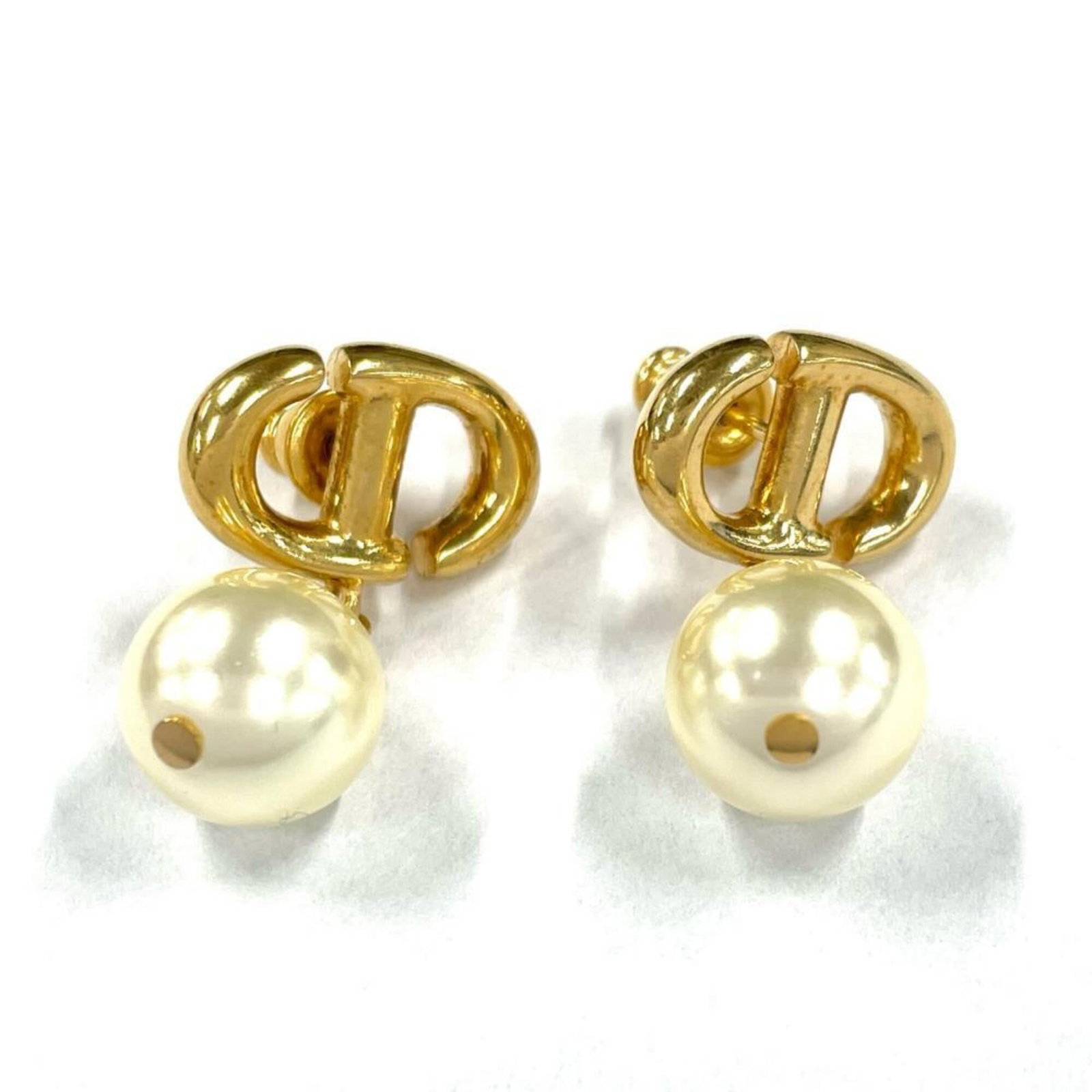 CHRISTIAN DIOR Stud Earrings Gold: CHRISTIAN DIOR Stud Earrings Gold Christian Dior's Stud Earrings in Gold add a touch of sophistication to any outfit. Gently used with minor signs of wear, these earrings showcase the iconic brand's s