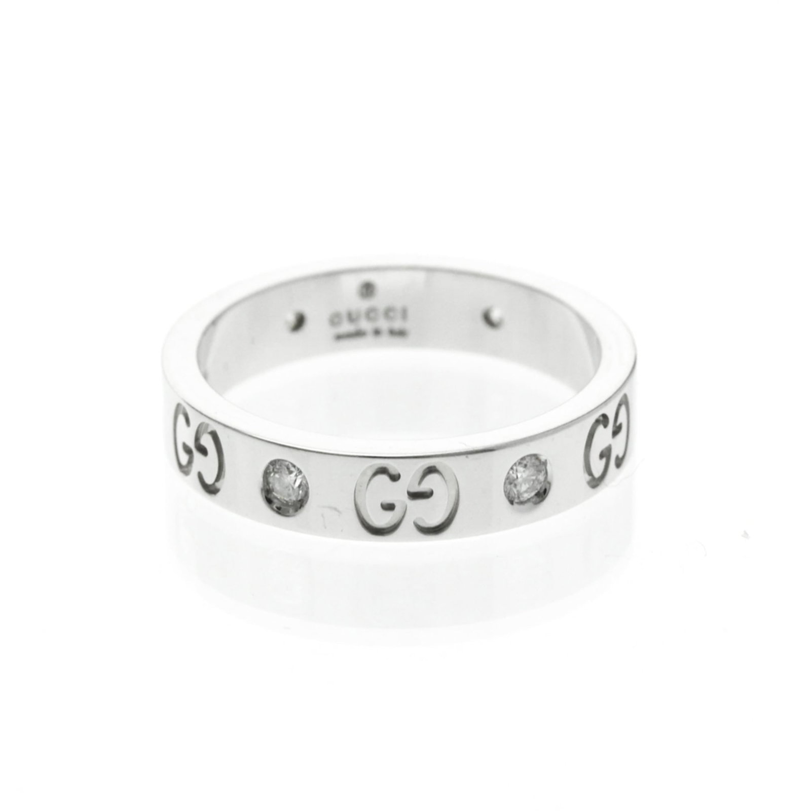 GUCCI Band Ring White Gold (18K): GUCCI Band Ring White Gold (18K) Gucci's iconic diamond band ring is a fashion statement piece made from 18K white gold, featuring a 4mm diamond stone. This gently used ring has minor signs of wear an