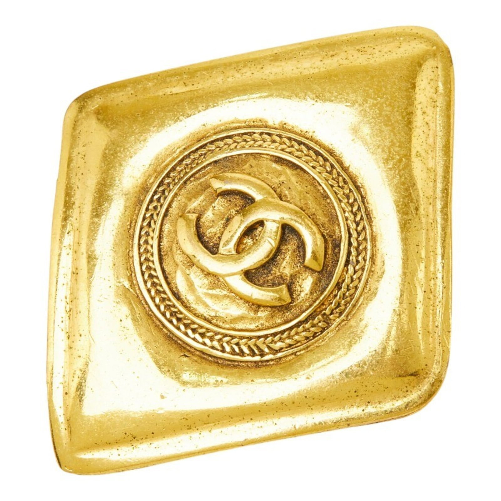 CHANEL Brooch Gold Plating: CHANEL Brooch Gold Plating Gold plating gives this CHANEL brooch a luxurious touch, while visible scratches and scuffs add a touch of worn elegance. Measuring 4.9cm x 4.1cm, this 1.92'' x 1.61''