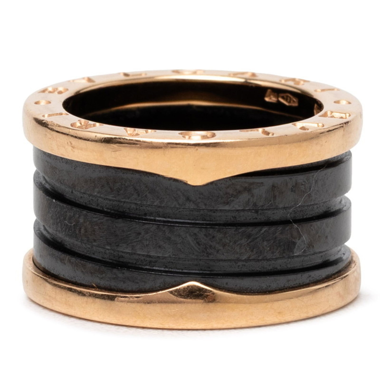 BVLGARI Band Ring Ceramic Yellow Gold (18K): BVLGARI Band Ring Ceramic Yellow Gold (18K) BVLGARI Band Ring Ceramic Yellow Gold (18K) is a women's band ring featuring a vibrant yellow gold (18K) band with a ceramic yellow gold (18K) accent. The r