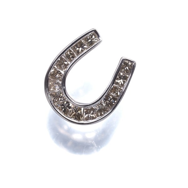 Brown Diamond Princess-Cut Horseshoe Pendant 18K 750 White Gold: Brown Diamond Princess-Cut Horseshoe Pendant 18K 750 White Gold The 18k white gold horseshoe pendant features a natural brown diamond, set in a regal princess-cut design. The pendant's 12.8 x 11.1mm